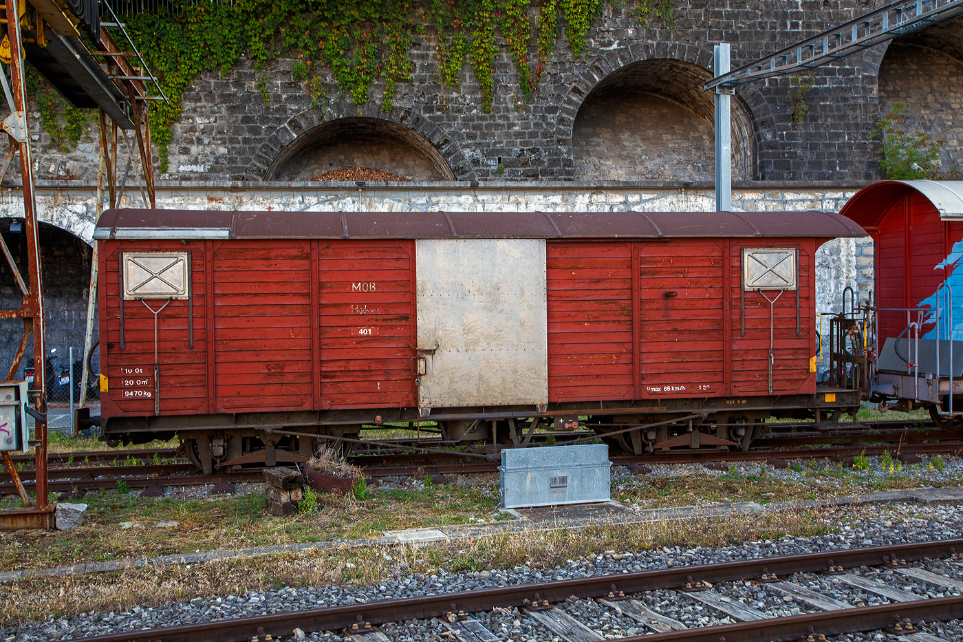 Der vierachsige gedeckte Güterwagen mit einer Bremserbühne MOB Hack-v 401 abgestellt am 10 September 2023 beim Bahnhof Vevey. 

Das Untergestell des Drehgestell-Wagens wurde bereits 1907 von Ringhoffer (Prag) als Flachwagen MOB O 819 (später Rkmo 819) gebaut. Im Jahr 1970 wurde in den Werkstätten der MOB der neue gedeckte Kasten, bestehend aus Metallgerippe mit waagerechter Holz Lattung und einem rundem Aluminiumdach, auf das vorhandene Untergestell aufgebaut und der Wagen als MOB J 402 In Betrieb genommen. Der Wagen hat je Seite eine Schiebetüre und ein Lüftungsfenster. 1973 erfolgte die Umbezeichnung von J 402 in MOB Hack-v 402 und im Jahr 2004 in MOB Hack-v 401. 

TECHNISCHE DATEN:
Hersteller: Ringhoffer  / MOB
Spurweite: 1.000 mm (Meterspur)
Achsanzahl: 4 (in 2 Drehgestellen)
Länge über Puffer: 10.250 mm 
Höhe: 3.300 mm
Breite: 2.700 mm
Drehzapfenabstand: 5.350 mm 
Achsabstand im Drehgestellt: 1.200 mm
Laufraddurchmesser: 750 mm
Eigengewicht: 9.470 kg
Ladefläche: 20,0 m²
Max. Ladegewicht: 10 t
Höchstgeschwindigkeit: 65 km/h
Kupplungen: Mittelpuffer mit einer Schraubenkupplungen (Zp 1)

Quellen: x-rail.ch und eigene Sichtung
