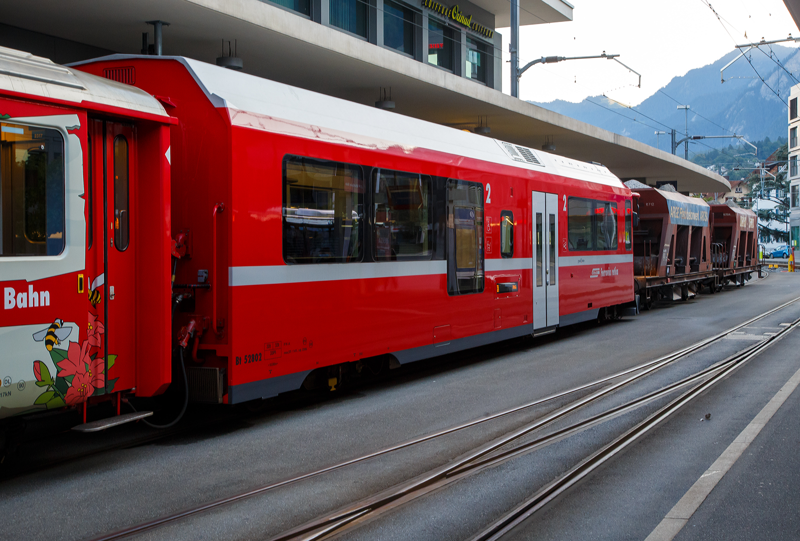 Der vierachsige RhB Bt 528 02 Universalsteuerwagen mit zweite Klasseabteil am 07 September 2021im Zugverband in Chur am Bahnhofsvorplatz, dahinter noch zwei vierachsiger Drehgestell-Schotterwagen (Schwerkraftentladewagen) RhB Fac 8712 und RhB Fac 8704. So ganz „Universal“ sind die Steuerwagen dann doch nicht, denn sie können nur am Stammnetz (StN) eingesetzt werden. 

Im November 2013 bestellte die RhB ursprünglich 13 neue universelle Steuerwagen. Später wurde die Bestellung auf acht Steuerwagen reduziert,  weil aus einer Optionseinlösung neun zusätzliche „Capricorn“-Triebzüge bestellt wurden. Mitte Januar 2018 wurden die ersten Steuerwagen von Stadler Rail abgeliefert, welche für die Verpendelung des bestehenden Rollmaterials gedacht sind. Sie entsprechen weitgehend den Steuerwagen At 578 der neuen Albula-Gliederzüge. Sie haben 33 Sitzplätze, 2 Rollstuhlplätze / Kinderwagenplätze und einen Klappsitz. 

Die Bt sind freizügig mit den Ge 4/4 II, ABe 4/16 und ABe 8/12 einsetzbar, aber nur auf dem StN (Stammnetz), nicht auf der BB (Berniabahn)

TECHNISCHE DATEN (Bt 528 01 bis 08):
Hersteller: Stadler Rail AG
Inbetriebsetzung: 2018
Anzahl Fahrzeuge: 8
Spurweite: 1.000 mm (Meterspur)
Länge über Kupplung: 18.860 mm
Breite: 2.670 mm
Gewicht: 30 t
Sitzplätze: 33, zzgl. 2 Rollstuhl und 1 Klappsitz
zul. Höchstgeschwindigkeit: 100
Bremse: P/V-A Dualbremse (Vakuum/Druckluft)