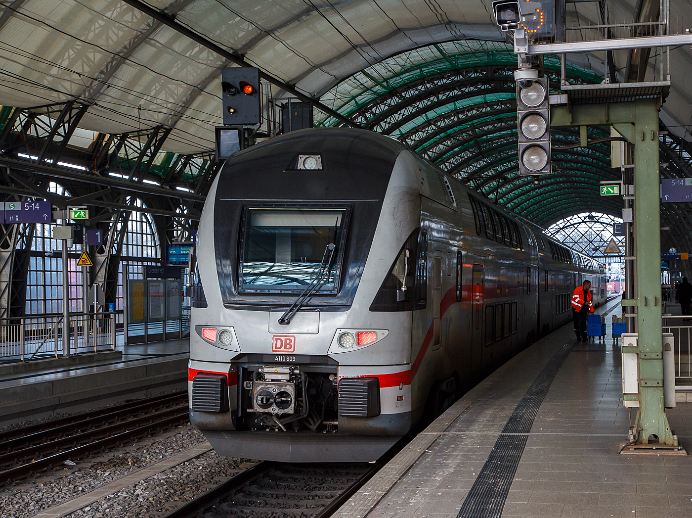 Der vierteilige Stadler KISS - IC2 4109 der Baureihe 4110 (ex Westbahn) der DB Fernverkehr AG am 08.12.2022 beim Halt im Hauptbahnhof Dresden auf Gleis 3 in der Südhalle. Er fährt als IC 2270 die Verbindung Chemnitz Hbf - Dresden Hbf - Berlin Hbf (tief) - Rostock Hbf – Warnemünde.

Diese vierteilige Stadler KISS - Garnitur IC 4109 besteht aus den Wagen 93 85 4110 109-4 CH-DB / 93 85 4110 409-8 CH-DB / 93 85 4110 509-5 CH-DB / 93 85 4110 609-3 CH-DB. Der Triebzug wurde 2016 von der Stadler Rail AG unter den Fabriknummern 4333 102, 202, 302 und 602 gebaut und an die österreichische WESTbahn geliefert. Seit Dezember 2019 sind, 9 dieser KISS. bei der DB Fernverkehr AG. Nach Anpassungen erfolgte die Betriebsaufnahme im März 2020. Diese Triebzüge sind in der Schweiz eingestellt/registriert und haben die Zulassungen für die Schweiz, Österreich und Deutschland. Eigentlich wollte die DB die Züge um ein Wagenteil verlängern, da dies aber eine komplette neue Zulassung durch das EBA erfordert hätte, hat man davon Abstand genommen.