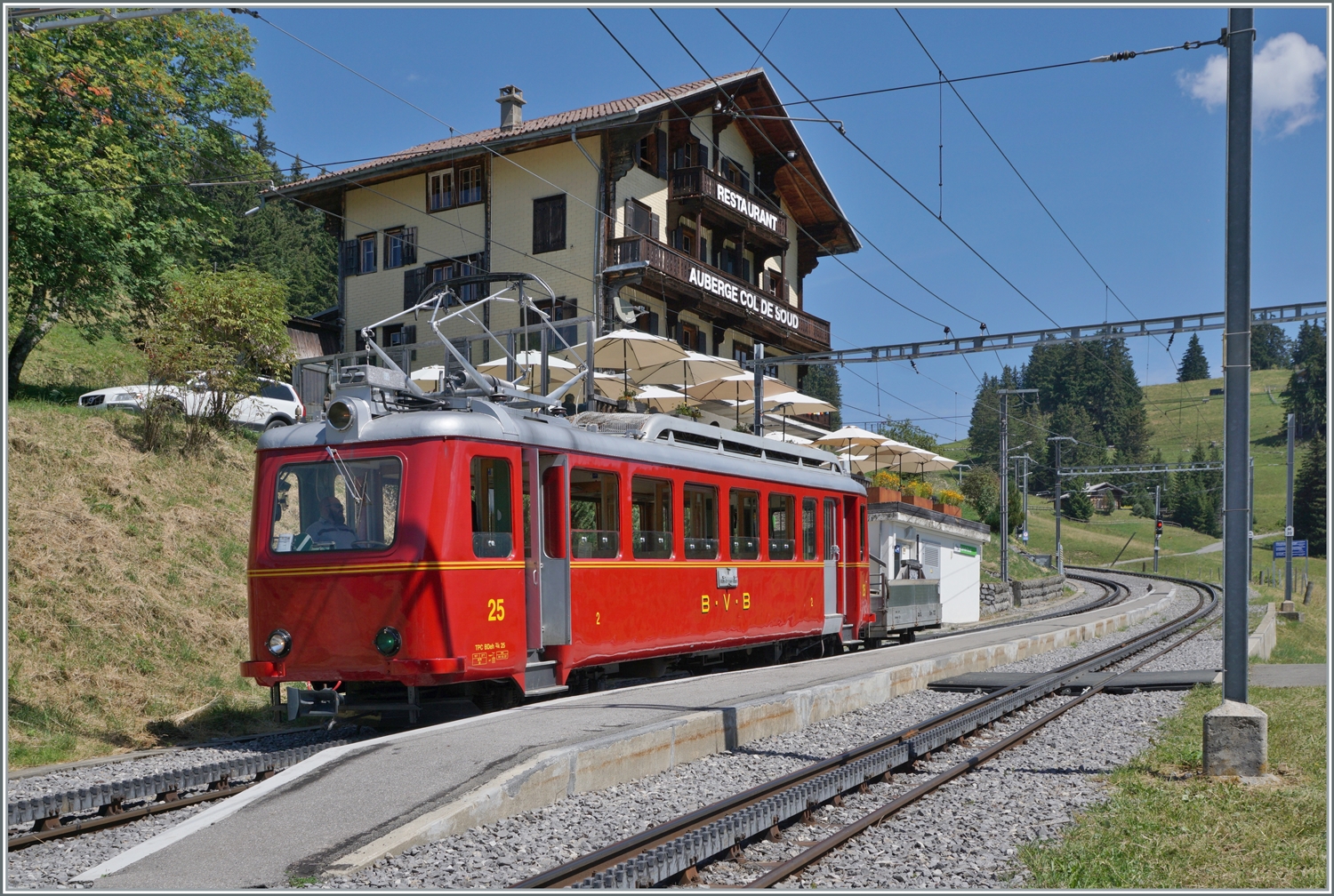 Der vorbildlich zum 125 Jubiläum der B.V.B. in den Ursprungszustand zurückversetzen BDeh 2/4 N° 25 der B.V.B. beim Halt in Col-du-Soud.

19. Aug. 2023 

