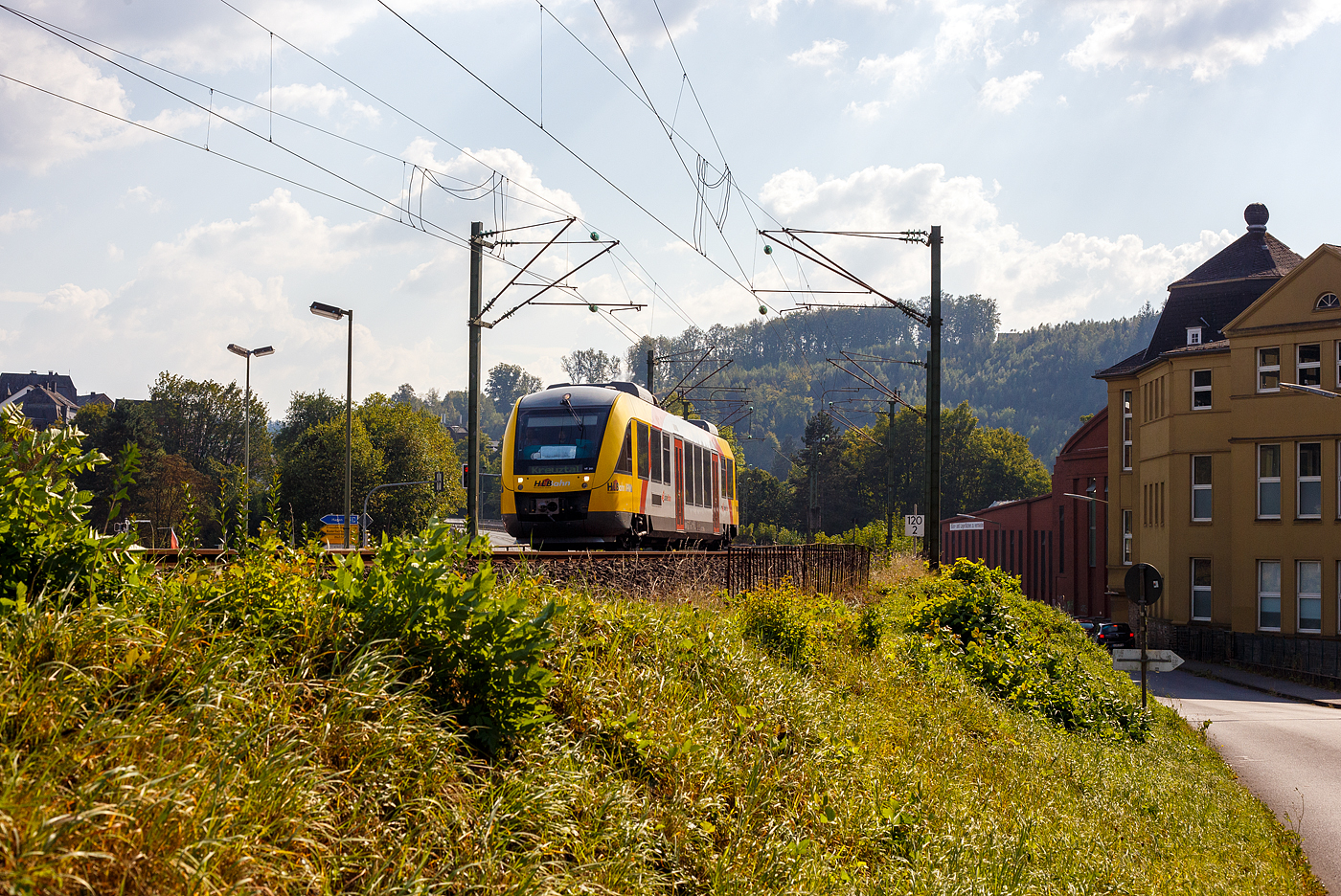 Der VT 201 (95 80 0640 101-1 D-HEB) , ein Alstom LINT 27 der HLB - Hessische Landesbahn (3LänderBahn) hat am 19 September 2024, als RB 90  Westerwald-Sieg-Bahn  (Altenkirchen/Westerwald - Au/Sieg - Betzdorf/Sieg – Siegen – Kreuztal), den Bahnhof Kirchen (Sieg) verlassen und fährt nun weiter in Richtung Siegen.

Der Triebwagen wurde 2004 von ALSTOM Transport Deutschland GmbH (vormals LHB) in Salzgitter-Watenstedt unter der Fabriknummer 1187-001 für die vectus Verkehrsgesellschaft mbH gebaut, mit dem Fahrplanwechsel am 14.12.2014 wurden alle Fahrzeuge der vectus nun Eigentum der HLB.  
