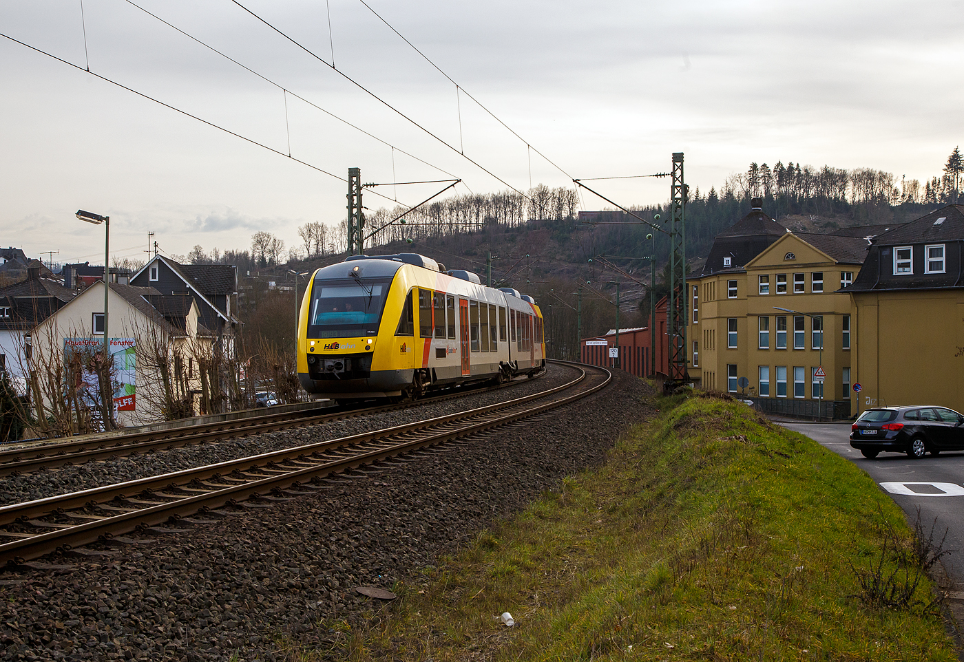 Der VT 252 (95 80 0648 152-6 D-HEB / 95 80 0648 652-5 D-HEB), ein Alstom Coradia LINT 41 der HLB (Hessische Landesbahn), ex Vectus VT 252, fährt am 22.02.2023, als RB 93  Rothaarbahn  (Betzdorf - Siegen - Kreuztal - Erndtebrück - Bad Berleburg), von Kirchen (Sieg) weiter in Richtung Siegen.

Einen lieben Gruß an den netten Tf zurück.

Der Alstom Coradia LINT 41 wurde 2004 von der ALSTOM Transport Deutschland GmbH (vormals LHB - Linke-Hofmann-Busch GmbH) in Salzgitter-Watenstedt unter der Fabriknummer 1188-002 gebaut und an die vectus Verkehrsgesellschaft mbH geliefert, mit dem Fahrplanwechsel am 14.12.2014 wurden alle Fahrzeuge der vectus nun Eigentum der HLB.