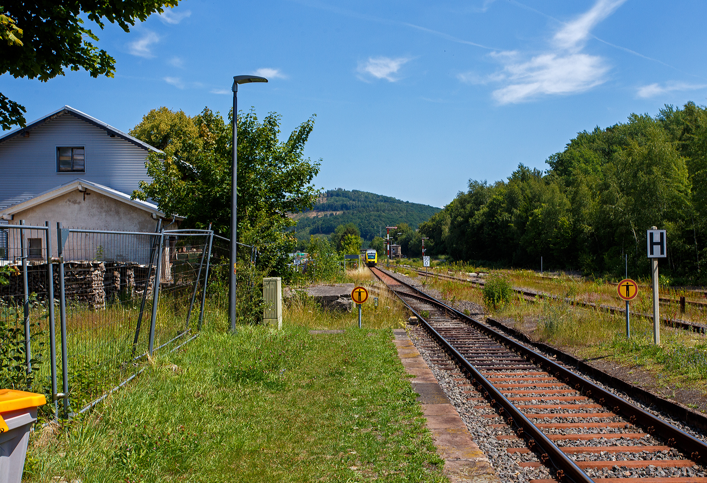 Der VT 264 (95 80 0648 664-0 D-HEB / 95 80 0648 164-1 D-HEB) ein Alstom Coradia LINT 41 der HLB (Hessische Landesbahn) erreicht am 19 Juli 2025, als RB 96 „Hellertalbahn“ (Neunkirchen/Kr. Siegen – Herdorf – Betzdorf/Sieg), den Bahnhof Herdorf.

Der Alstom Coradia LINT 41 wurde 2004 von der ALSTOM Transport Deutschland GmbH (vormals LHB - Linke-Hofmann-Busch GmbH) in Salzgitter-Watenstedt unter der Fabriknummer 1188-014 für die vectus Verkehrsgesellschaft mbH gebaut, mit dem Fahrplanwechsel am 14.12.2014 wurden alle Fahrzeuge der vectus nun Eigentum der HLB, die Hessische Landesbahn hatte 74,9% der Gesellschaftsanteile.

