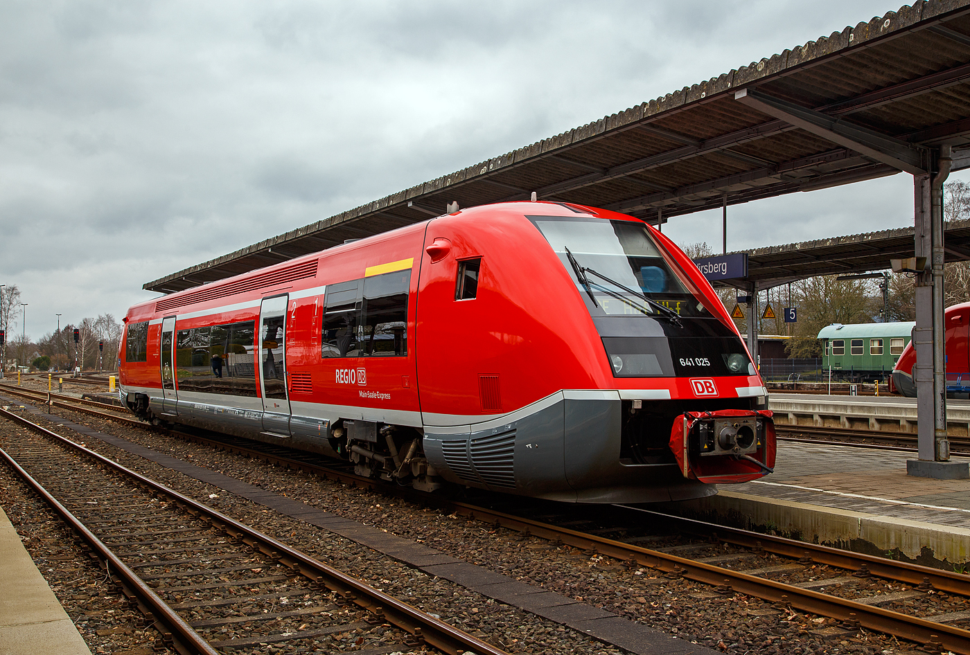 Der VT 641 025 (95 80 0641 025-1 D-DB), ein Alstom Coradia A TER Dieseltriebwagen besser bekannt als „Wal“, der DB Regio, als RE 38 „Main-Saale-Express“ (Lichtenfels – Kulmbach – Hof), am 26.03.2016 beim Halt im Bahnhof Neuenmarkt-Wirsberg.

Der Triebwagen wurde 2001 von ALSTOM Transport Deutschland GmbH (vormals LHB) in Salzgitter-Watenstedt unter der Fabriknummer 25 gebaut.

Diese einteiligen Dieseltriebwagen der BR 641 sind Alstom Coradia A TER Triebwagen. Ihre Entwicklung begann als Gemeinschaftsprojekt der Deutschen Bahn AG und der franz�sischen SNCF mit den Schienenfahrzeugherstellern De Dietrich Ferroviaire und Linke-Hofmann-Busch. Sie wurden arbeitsteilig von diesen heute als Alstom Transport Deutschland und Alstom DDF zum Alstom-Konzern geh�renden Unternehmen hergestellt. TER steht f�r Transport express r�gional.

Einteiliger Triebwagen f�r den Einsatz auf Nebenstrecken in l�ndlichen und d�nn besiedelten Gebieten. Bei dieser Baureihe handelt es sich um einen Leichttriebwagen mit unterflur angeordneter Antriebsanlage. Im Gegensatz zum VT 640 ist die Baureihe 641 mit zwei Antriebsanlagen ausgestattet und auf Grund der guten Motorisierung auch f�r steigungsreiche Strecken vorgesehen.

Der Wagenkasten setzt sich aus der Fahrgastzelle und zwei GFK-Vorbauten zusammen. Dabei fungieren die Vorbauten als „Knautschzone“, sie fangen im Kollisionsfall die Aufprallenergie weitgehend ab. Die zwei Schwenkschiebet�ren je Fahrzeugseite sind nicht doppel- sondern nur einfl�gelig ausgef�hrt. An einen der Einstiegr�ume schlie�t sich ein kleiner Mehrzweckraum an, in den eine behinderten-freundliche Sanit�rzelle integriert ist.

Von diesem Leichttriebwagen befindet sich 40 Fahrzeugen bei der DB AG, mehr als 340 Fahrzeugen (X-TER 73 500) bei der SNCF und 6 Fahrzeugen (S�rie 2100) bei der CFL im Einsatz.
Die spurtstarken Triebwagen mit unterflur angeordneten Antriebsanlagen fahren vor allem im Personenverkehr mit schwachem bis mittlerem Fahrgastaufkommen.

Wegen seinem charakteristischen Aussehen, haben die Triebwagen in Deutschland den Spitznamen „Wal“ und in Frankreich (wo sie meist eine blaue Farbgebung haben) den Spitznamen Baleine bleue (Blauwal) bekommen.

Technische Daten:
Achsfolge: (1A)’(A1)’
Spurweite: 1.435 mm (Normalspur)
Drehgestellabstand: 17.500 mm
Gr��te L�nge �ber Kupplung: 28.888 mm
Gr��te Breite: 3.044 mm
Gr��te H�he: 3.818 mm
H�chstgeschwindigkeit: 120 km/h 
(Die SNCF X 73500 sind in Frankreich f�r 140 km/h zugelassen)
Eigengewicht: 55 t
Sitzpl�tze: 1.Klasse 8; 2.Klasse 55; Klappsitze 17

Motoren:
Anzahl: 2
Art: 6-Zylinder- Viertakt-Common-Rail-Diesel-Motoren (mit Direkteinspritzung)
Typ: MAN D 2866 LUH 21
Leistung: 2 x 257 kW = 514 kW (699 PS)
Anordnung: unterflur, jeweils unter dem F�hrerstand

Getriebe:
Voith-Turbogetriebe, hydraulisch, 2-Gang, Wandler/Kupplung T 211 rze spez. mit Retarder KB 190
Voith-Radsatzgetriebe: mech. SK-445

Scharfenberg Kupplung: Typ 10

Quellen: Oberwei�bacher Berg- und Schwarzatalbahn; Voith
