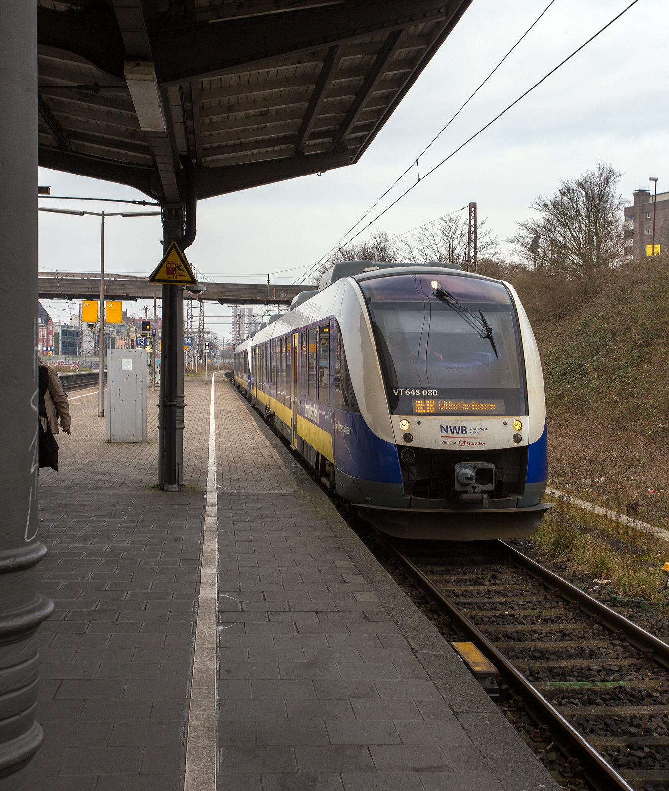 Der VT 648 080 (95 80 0648 080-9 D-NWB / 95 80 0648 580-8 D-NWB), ex VT 510, gekuppelt mit dem VT 648 075 (95 80 0648 075-9 D-NWB / 95 80 0648 575-8 D-NWB), ex VT 505, zwei gekuppelte Alstom Coradia LINT 41der NWB - NordWestBahn GmbH (geh�rt zur Transdev), erreichen am 10 M�rz 2024,als RE 18 (Wilhelmshaven > Oldenburg Hbf > Osnabr�ck Hbf), den Zielbahnhof Osnabr�ck Hbf und werden gleichdrauf f�r die Gegenrichtung (nach Wilhelmshaven) bereitgestellt.

Beide LINT 41wurden 2009 von der ALSTOM Transport Deutschland GmbH (vormals LHB - Linke-Hofmann-Busch GmbH) in Salzgitter-Watenstedt gebaut, der VT 648 075 unter der Fabriknummer 2000-505a/b, der VT 648 080 unter der Fabriknummer 2000-510a/b. Eigentlicher Eigent�mer der beide Verbrennungstriebwagen ist aber die Landesnahverkehrsgesellschaft Niedersachsen mbH, Hannover (LNVG), die die Triebwagen f�r die Verkehrsleistung zur Verf�gung gestellt. Bis Dezember 2006 wurden die LINT 41 als VT 505 bzw. VT 510 gef�hrt.
