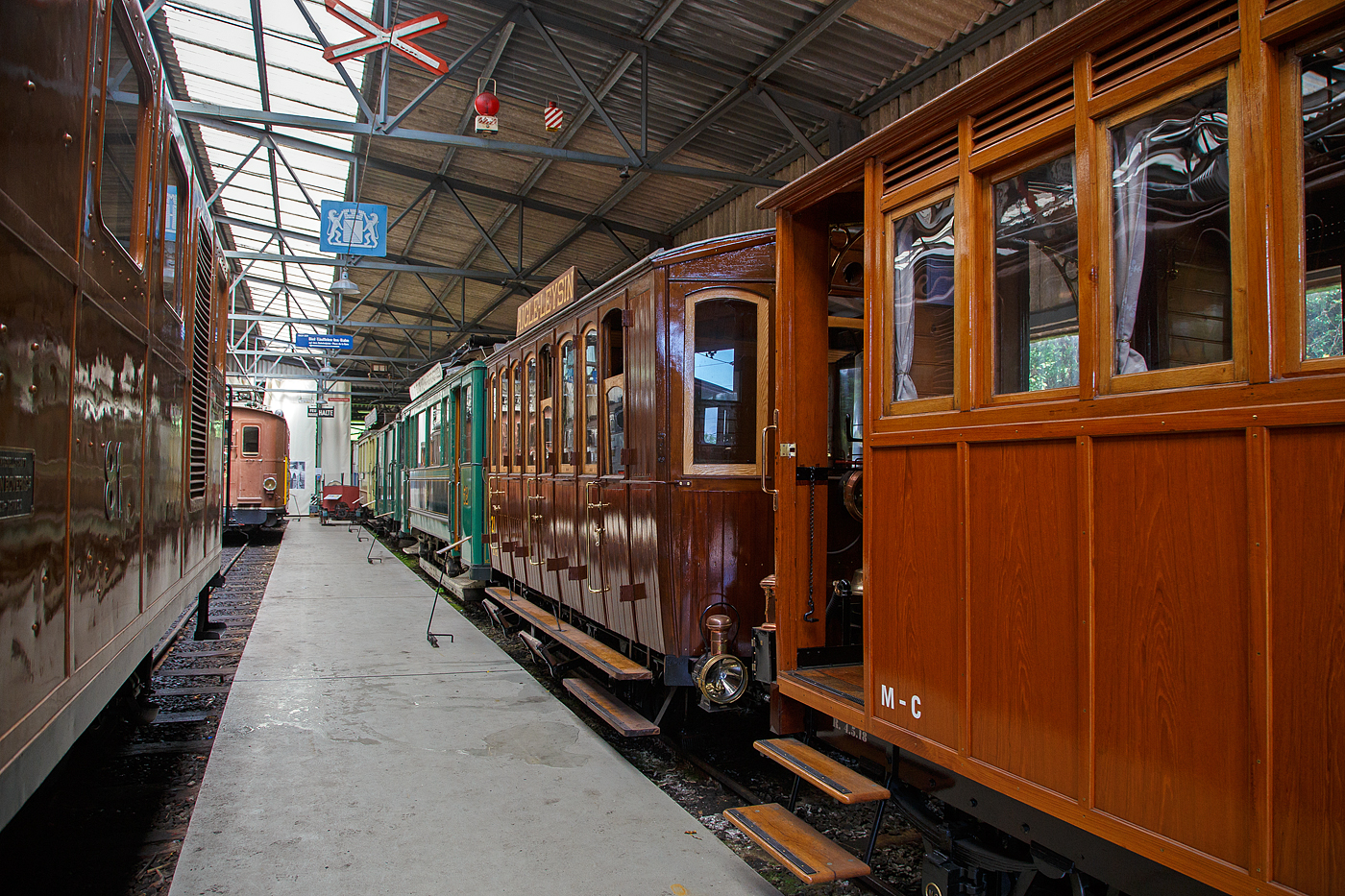 Der wunderschön aufgearbeitete zweiachsige 3.Klasse Abteilwagen mit Gepäckabteil CF²  21 der Aigle–Leysin-Bahn (AL), seit 1973 bei der Museumsbahn Blonay–Chamby hier am 27. Mai 2023 im Museum Chaulin.

Der Wagen wurde 1900 von SIG (Schweizerische Industrie-Gesellschaft) in Neuhausen am Rheinfall gebaut und an die Aigle–Leysin-Bahn (AL) geliefert.

TECHNISCHE DATEN:
Spurweite: 1.000 mm
Anzahl der Achsen: 2 (jeweils mit Bremszahnrad)
Länge über Kupplung: 5.600 mm
Länge des Wagenkastens: 4.980 mm
Breite: 2.100 mm
Achsabstand: 2.200 mm
Eigengewicht: 4.100 kg
Sitzplätze: 20 