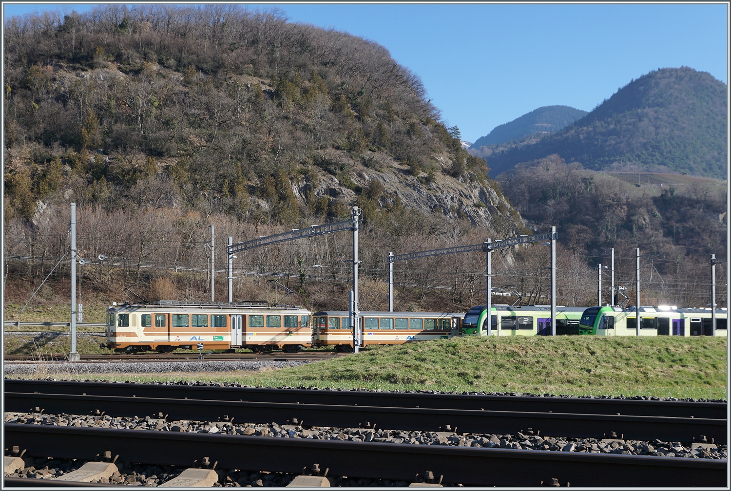 Der Zugang zum TPC Dépôt En Châlet wird leider durch die SBB Strecke Brig - Lausanne begrenzt, trotzdem kann man das eine oder andere sehen, hier z.b. den TPC A-L BDeh 4/4 302 mit Bt in seiner  alten  A-L Lackierung. 

4. Feb. 2024