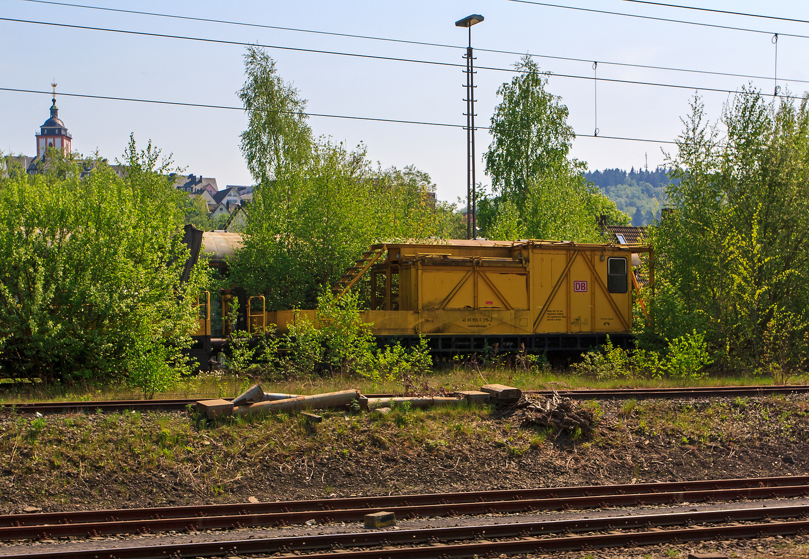 Der zweiachsige Tunnelarbeitswagen 732 der DB Netz AG, 40 80 955 0 315-2 D-DB ist am 24.04.2011 beim Stellwerk Siegen (Sf) abgestellt, aufgenommen aus einem Zug.

TECHNISCHE DATEN:
Spurweite: 1.435 mm
Eigengewicht: 16,38 t
Länge über Kupplung: 12.300 mm
Höchstgeschwindigkeit: 100 km/h
