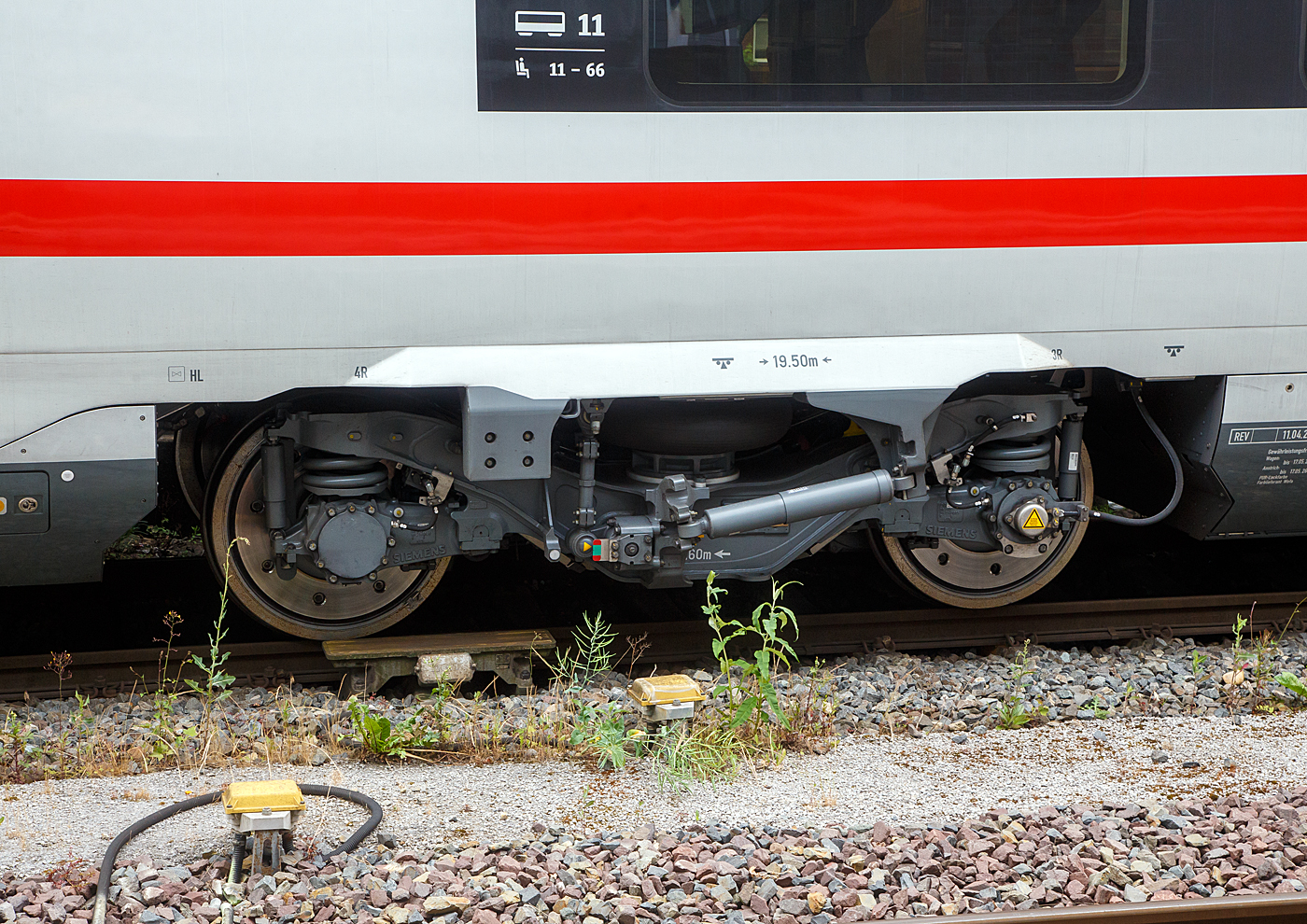 Detailbild von einem SIEMENS Triebdrehgestelles (weiterentwickeltes SF 500) des dreizehnteiligen ICE 4 - Tz 9481 „Rheinland-Pfalz“ (hier am Wagen Nr. 11 - 1. Kl.-Wagen 3 80 1412 081-1 D-DB - Apmz 1412.0) am 31 Mai 2022 im Hauptbahnhof Münster (Westf.).

Das Triebdrehgestell des ICE 4 (ICx) ist eine Weiterentwicklung aus der bewährten SF 500-Familie. Das robuste Fahrwerk erfüllt die hohen Anforderungen zu Auflagelasten und Antriebskräften und ist bereits im Hochgeschwindigkeitsverkehr und bei Doppelstockzügen erfolgreich im Einsatz. Sie sind auch mit einer Drehgestellüberwachung mittels Sensoren ausgestattet. 

Es sind 2 Fahrmotoren (á 825 kW) pro Triebdrehgestell vorhanden. Die Radscheibenbremsen sind beidseitig angeordnet. Weiterhin sind Luftfedern als Sekundärfederung vorhanden, bei deren Ausfall der Wagenkasten auf einer Notfeder aufliegen kann. Außerdem können bis zu zwei Schlingerdämpfer eingebaut werden. 

TECHNISCHE DATEN:
Spurweite: 1.435 mm (Normalspur)
Achsfolge: Bo’Bo’
Achsabstand: 2.600 mm
Treibraddurchmesser: 920/840 mm (neu/abgenutzt)
Gewicht: ca. 9.200 kg