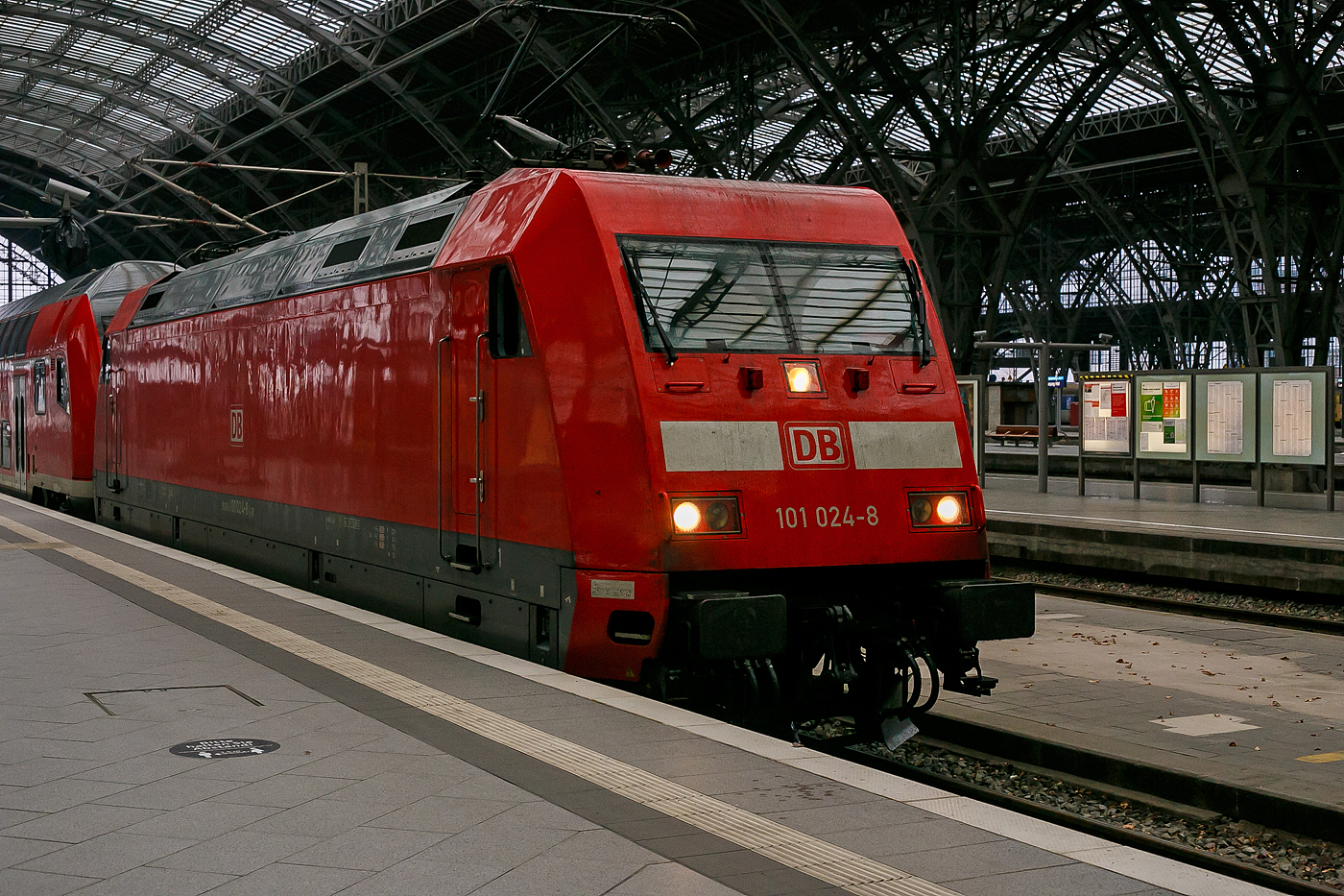 Die 101 024-8 (91 80 6101 024-8 D-DB) der DB Fernverkehr AG fährt am 06.12.2022 mit einem Doppelstockzug der DB Regio in den Hauptbahnhof Leipzig ein.

Die Lok wurde 1996 von ABB Daimler-Benz Transportation GmbH (ADtranz) in Kassel unter der Fabriknummer 33134 gebaut.
