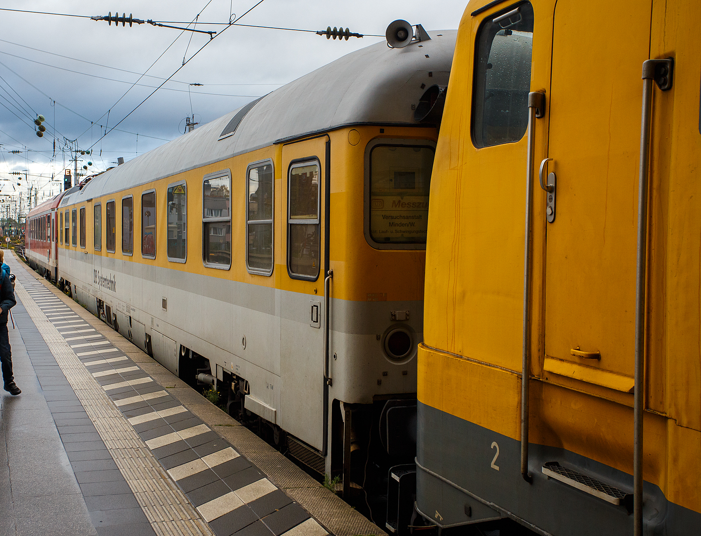 Die 111 059-2 (91 80 6111 059-2 D-DBMP) der DB InfraGO AG, ex DB Netz AG / DB Netz Instandhaltung – Fahrwegmessung am 21 Oktober 2025, mit einem Messzug der DB Systemtechnik GmbH (Minden/Westf.), im Hauptbahnhof Köln.

Der Zug bestand zudem aus dem Einheitsmesswagen D-DB 63 80 99-92 007-3 Dienstüm 313 und dem Steuerwagen D-DB 73 80 80-91 310-1 Bpmbdzf 296.3.

Der Steuerwagen ist ein ehemaliger 2. Klasse behindertengerechter InterCity-Steuerwagen mit Fahrradabteil, heute mit Messarbeitsplätzen. Insgesamt sollen fünf dieser Steuerwagen von der DB Systemtechnik übernommen worden sein. Dieser Wagen wurde 1990 vom Raw Halberstadt unter der Fabriknummer 90.Bm167 und als D-DR 51 50 21-80 078-1 der Gattung Bm 2180 eingereiht. Zum 01.01.1994 ging er als D-DB 51 80 21-80 078-5 Bom 281.1 in den Bestand der DB AG über. 1999 wurde er im PFA Weiden (Partner für Fahrzeugausstattung GmbH) zum InterCity-Steuerwagen D-DB 73 80 80-90 110-6 Bpmbdzf 297.3 der DB Fernverkehr AG umgebaut. Der Steuerwagen, 2. Klasse, behindertengerecht, mit Fahrradabteil wurde 2002 zum D-DB 73 80 80-91 310-1 Bpmbdzf 296.3 umgebaut, von 2006 im „München-Nürnberg-Express“ im Einsatz bis er 2021 an die DB Systemtechnik. Heute beherbergt der Steuerwagen hinter dem Führerstand nun 3 Messarbeitsplätze. Der Wagen findet im Wendezugbetrieb bis 200 km/h auf dem Netz der Deutschen Bahn AG als eigenständiger Messwagen oder in Verbindung mit Einheitsmesswagen Verwendung. Der Wagen hat die RIC Zulassung für eine Höchstgeschwindigkeit von 200 km/h.

Der Einheitsmesswagen wurde 1976 von MBB (ex WMD - Waggon- und Maschinenbau GmbH Donauwörth) unter der Fabriknummer 09036 als Einheitsmeßwagen der Gattung Dienstüm 313. Die Wagen entsprachen in der technischen Ausführung und Fahrleistungen den DB Reisezugwagen und waren für Höchstgeschwindigkeiten bis 300 km/h zugelassen. Alle Dienstüm 313 waren mit einer Grund-Messausrüstung ausgestattet, die aus einer digitalen Geschwindigkeits-, Weg- und Zeitmesseinrichtung, einer Analogregistrierung, Zug-Druckkraft-Messgeräten und einer Mess- und Meldeanlage für die Achslagertemperatur bestand. 

In enger Zusammenarbeit mit der Deutschen Bundesbahn entwickelte und fertigt MBB Einheitsmesswagen für Schnellfahrversuche bis 300 km/h. Bei gleicher Grundkonzeption und entsprechender Ausrüstung werden die Fahrzeuge für Fahrleitungs- und Leistungsmessungen eingesetzt. 
Folgende Untersuchungen sind durchführbar: 
•	Laufverhalten der Schienenfahrzeuge bei 200 km/h und mehr,
•	aerodynamisches Verhalten bei Zugbegegnungen und Vorbeifahrt an Bauwerken,
•	Geräuschentwicklung,
•	Bremswirkung,
•	Zugkraftmessung,
•	Überprüfung des Oberbaus,
•	Leistungsmessung, sowie 
•	das Verhalten der Fahrleitung und Stromabnehmer bei 200 km/h und mehr.

Die Messwagen entsprechen den Bestimmungen für den internationalen Verkehr, den Vorschriften und technischen Lieferbedingungen der Deutschen Bundesbahn, den UIC- und RIC-Vorschriften und sind somit in vielen europäischen Länder zugelassen.

Der Wagenkasten besteht aus einer robusten Schweißkonstruktion in Profilbauweise aus Stahl in der Güte St 37 bzw. St 52. Die Ausführung und Ausstattung entspricht dem bei deutschen Reisezugwagen mit hohem Komfort. Schalldämmung und Wärmeisolierung, erschütterungsfreier Einbau von Verkleidungen, Wänden, Decken und Schränken,  wartungsleichte und verschleißarme Bauteile sowie zweckmäßige Gestaltung der Arbeits- und Wohnräume standen bei der Konzipierung des wagenbaulichen Teils im Vordergrund.

Die Messwagen sind in folgende Räume aufgeteilt: 
-	Führerstand 1 (Hauptführerstand), 
-	Dieselraum, 
-	Material- und Werkzeuglager, Werkstatt, 
-	Messraum, 
-	Auswerteraum,
-	Wohn- und Schlafkabine mit Waschgelegenheit, 
-	Küche mit elektr, Kocher, Spülbecken u. Kühlschrank, 
-	WC mit Waschgelegenheit, 
-	Garderobe, 
-	Führerstand 2. 

Die beiden Führerstände an den Kopfenden sind mit Kontrollgeräten und einer Gegensprechanlage zur Verbindung mit dem Lokführer ausgerüstet. 

Im Werkstattraum sind die Schaltschränke für Hoch- und Niederspannung sowie für die Klimaanlage untergebracht. Eine Werkbank vervollständigt die Ausstattung. Im Messraum sind Stahlschränke für die Messausrüstung, die mit der installierten Standard-E-Ausstattung verdrahtet werden kann, eingebaut. 
Alle Wagen dieser Bauart sind mit einer Grund-Messausrüstung ausgestattet, die aus einer digitalen Geschwindigkeits-, Weg- und Zeitmesseinrichtung, einer Analogregistrierung, Zug-Druckkraft-Messgeräten und einer Mess- und Meldeanlage für die Achslagertemperatur besteht. Eine Besprechungsanlage mit Vielfachgegensprechtechnik ermöglicht die Kommunikation innerhalb des Messwagens.

Der Auswerteraum ist mit einer Eckbank, einem Tisch und Sesseln eingerichtet.

TECHNISCHE DATEN des Einheitsmesswagen D(Mess)m 313.0:
Spurweite: 1.435 mm (Normalspur)
Länge über Puffer: 26.400 mm
Drehzapfenabstand: 19.000 mm
Achsstand im Drehgestell:  2.500 mm
Laufraddurchmesser: 950 mm (neu)
Drehgestelle: Bauart Minden- Deutz, schwer
Dienstgewicht: 61,5 t
Zul. Höchstgeschwindigkeit: 200 km/h
