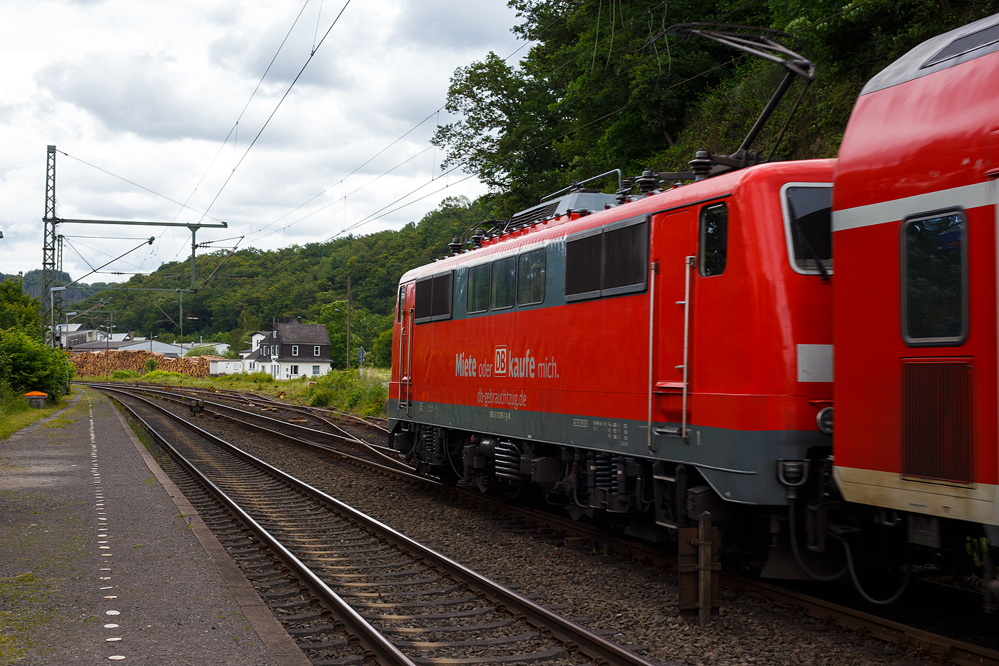 Die 111 093-1 (91 80 6111 093-1 D-DB) der DB Regio NRW bzw. der DB-Gebrauchtzug rauscht mit dem RE 9 rsx - Rhein-Sieg-Express (Aachen – Köln – Siegen) am 16 Juni 2024 durch den Bahnhof Scheuerfeld (Sieg) in Richtung Siegen. Einen lieben Gruß an den netten Lokführer zurück.

Die Lok wurde 1978 von Krupp unter der Fabriknummer 5430 gebaut, der elektrische Teil wurde von AEG unter der Fabriknummer 8972 geliefert.