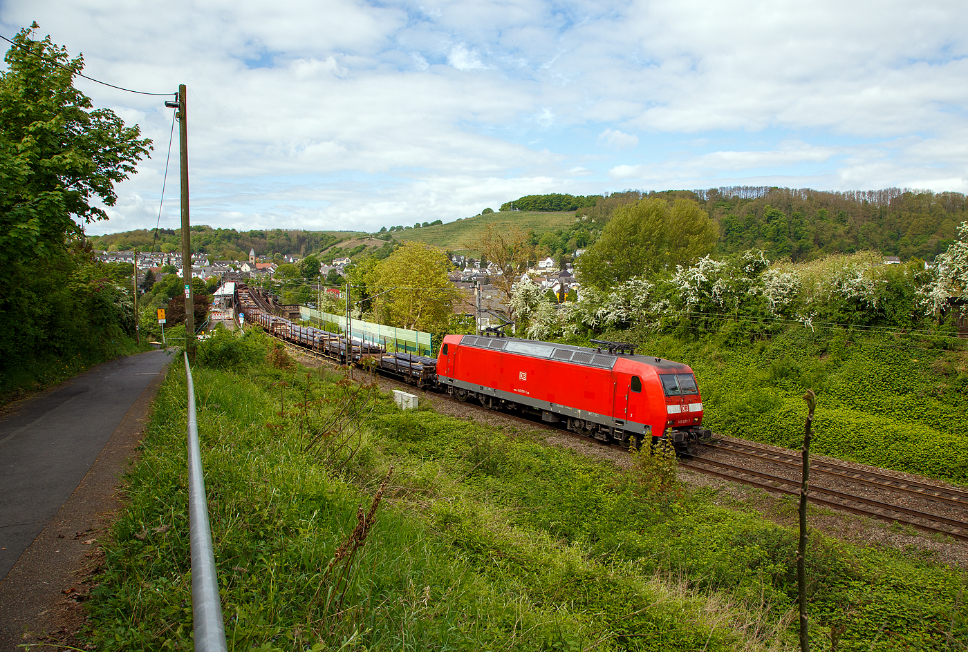 Die 145 031-1 (91 80 6145 031-1 D-DB) der DB Cargo AG fährt am 28.04.2018 mit einem gemischten Güterzug, auf der Moselstrecke (KBS 690), durch Koblenz-Moselweiß in Richtung Koblenz. Die Lok hat schon die Mosel auf der Gülser Eisenbahnbrücke überquert, ein Teil vom Zug noch nicht.

Die TRAXX F140 AC wurde 1999 von ADtranz (ABB Daimler-Benz Transportation GmbH) in Kassel unter der Fabriknummer 33348 gebaut.