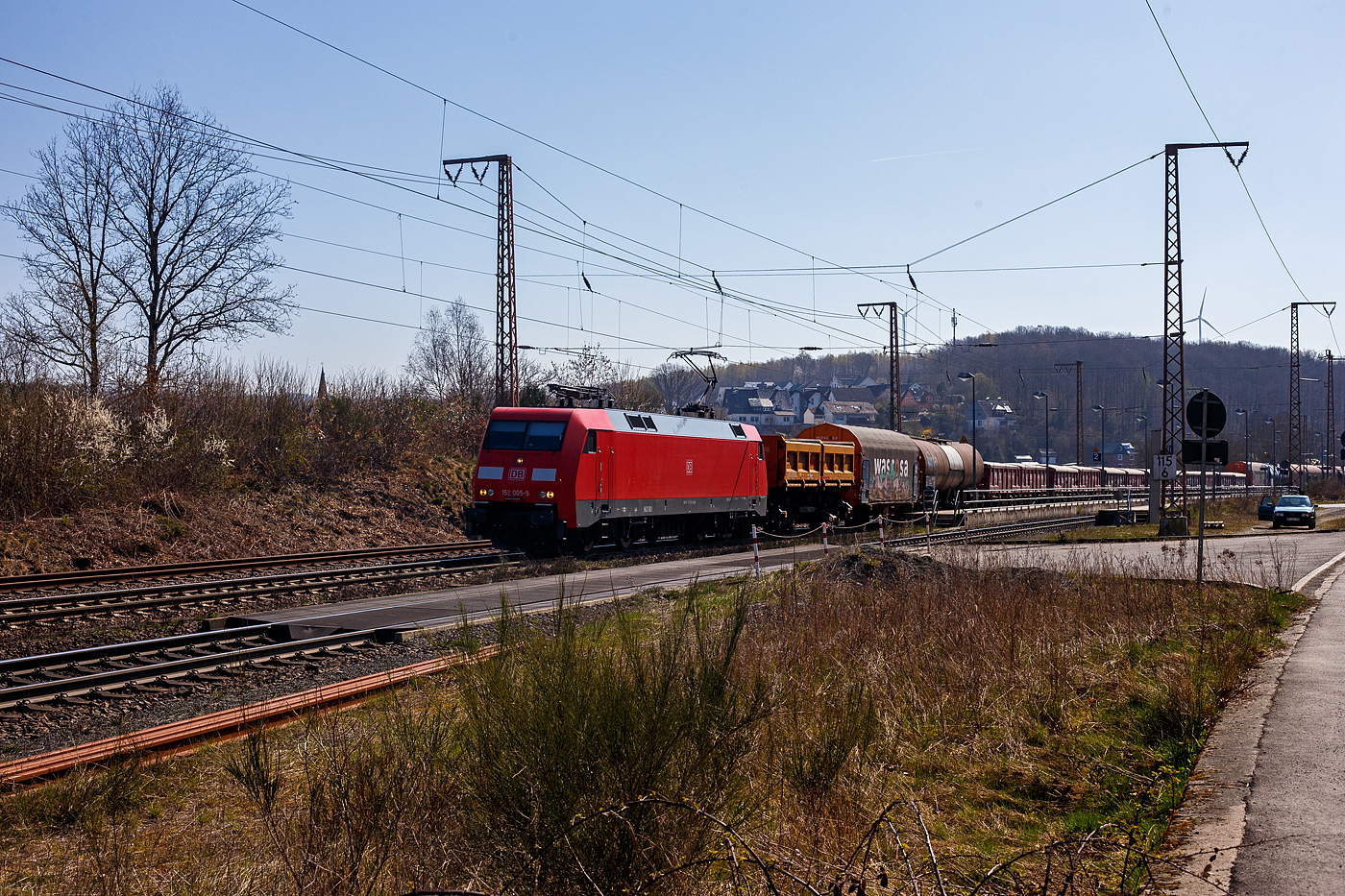 Die 152 005-5 (91 80 6152 005-5 D-DB) der DB Cargo AG fährt am 12 April 2025 mit einem gemischten Güterzug durch Rudersdorf (Kr. Siegen) in Richtung Kreuztal. 

Die Lok wurde 1998 bei Krauss Maffei (heute Siemens) unter der Fabriknummer 20132 gebaut. Von August 2007 bis Januar 2017 fuhr sie mit der Ganzreklame für Landmaschinenhersteller „CLAAS“.
