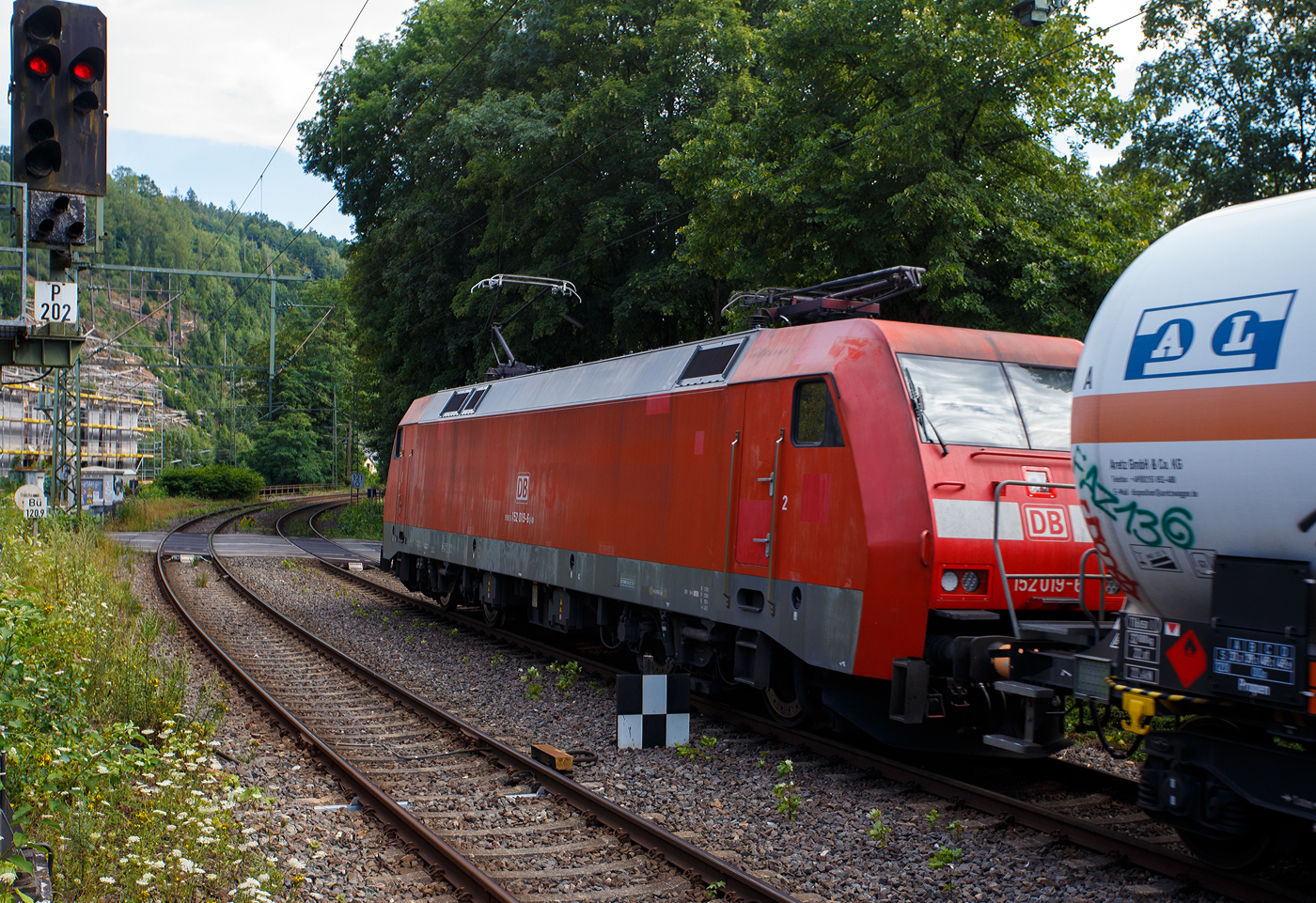 Die 152 019-6 (91 80 6152 019-6 D-DB) der DB Cargo AG fährt am 16 Juli 2025, mit einem gemischten Güterzug, durch Kirchen (Sieg) in Richtung Köln. 

Die Lok wurde 1998 bei Krauss Maffei (heute Siemens) in München-Allach unter der Fabriknummer 20146 gebaut.