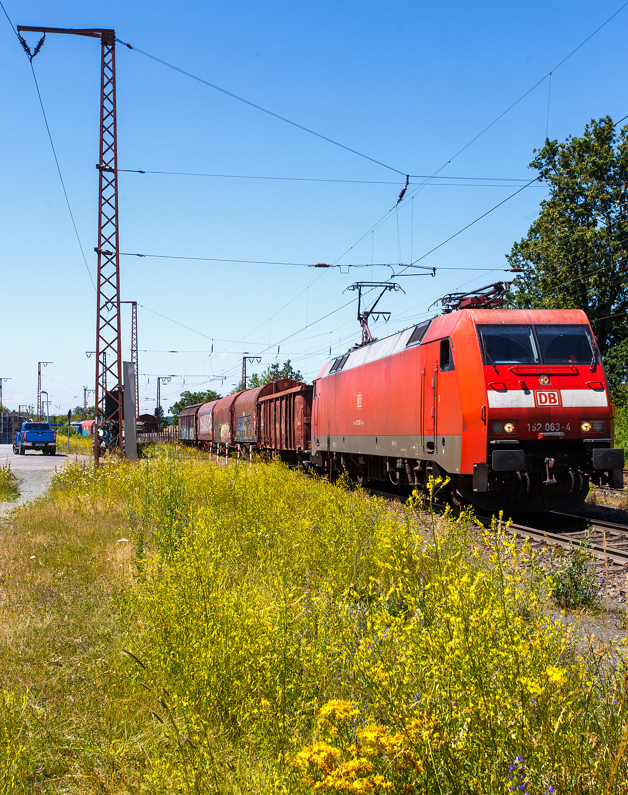 Die 152 063-4 (91 80 6152 063-4 D-DB) der DB Cargo AG fährt am 28 Juni 2024, mit einem gemischten Güterzug durch Rudersdorf (Kreis Siegen) in Richtung Gießen.

Die Siemens ES64F wurde1998 noch von Krauss-Maffei in München-Allach unter der Fabriknummer 20190 für die Deutsche Bahn AG gebaut.