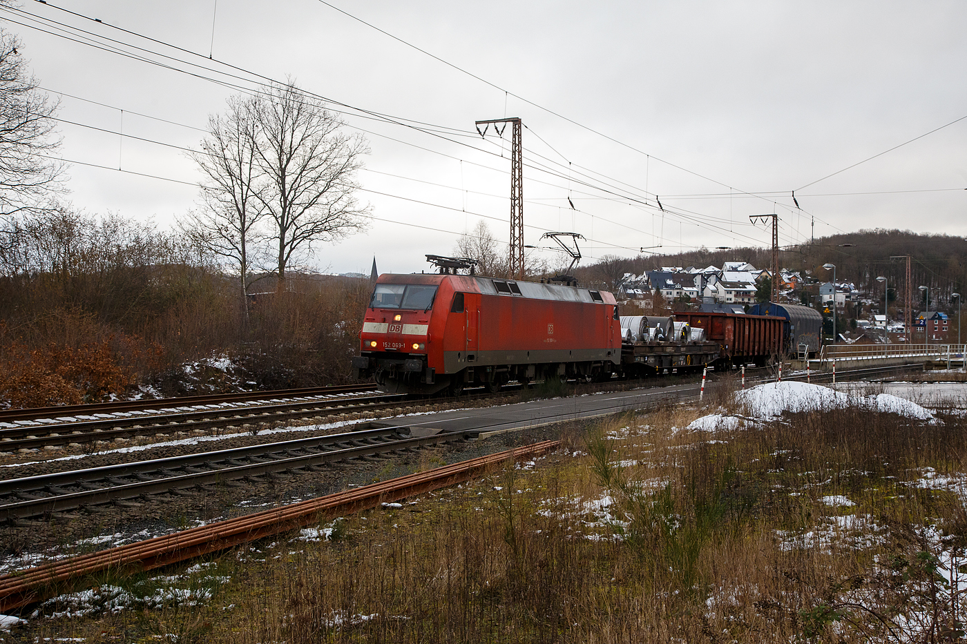 Die 152 069-1 (91 80 6152 069-1 D-DB) der DB Cargo AG fährt am 27.01.2023, mit einem sehr kurzen gem. Güterzug (nur 3 Wagen), durch Rudersdorf (Kr. Siegen) auf der Dillstrecke (KBS 445) in Richtung Kreuztal.

Die Siemens ES64F wurde 1999 noch von Krauss-Maffei in München-Allach unter der Fabriknummer 20196 gebaut.
