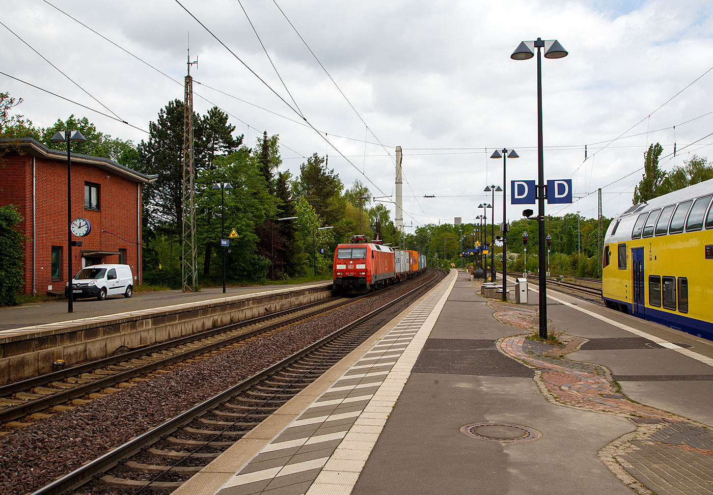 Die 152 093-1 (91 80 6152 093-1 D-DB) der DB Cargo Deutschland AG fährt am 14 Mai 2022 mit einem Containerzug durch den Bahnhof Uelzen in Richtung Hannover, während rechts der Metronom RE Hannover – Hamburg hält.