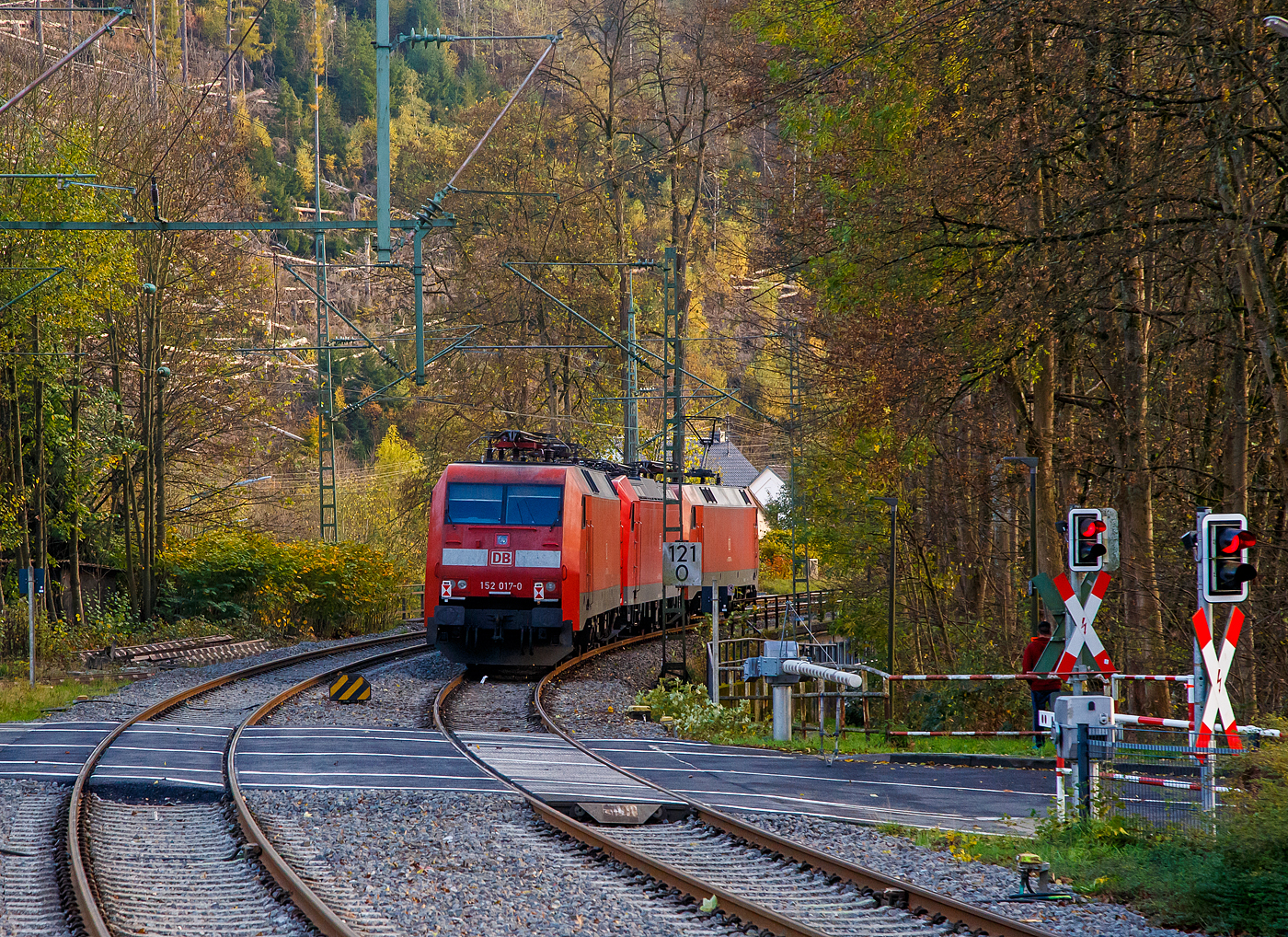 Die 152 121-0 mit den kalten 185 155-8 und 152 017-2 (alle drei von der DB Cargo) fahren am 05.11.2022 als Lokzug durch Kirchen (Sieg) in Richtung K�ln. 