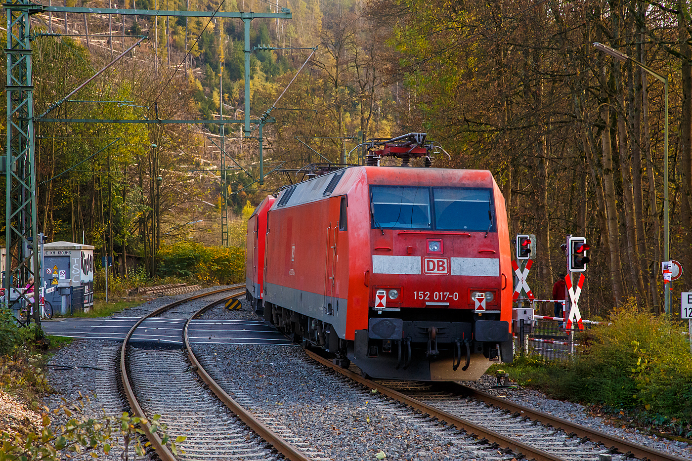 Die 152 121-0 mit den kalten 185 155-8 und 152 017-2 (alle drei von der DB Cargo) fahren am 05.11.2022 als Lokzug durch Kirchen (Sieg) in Richtung K�ln. 