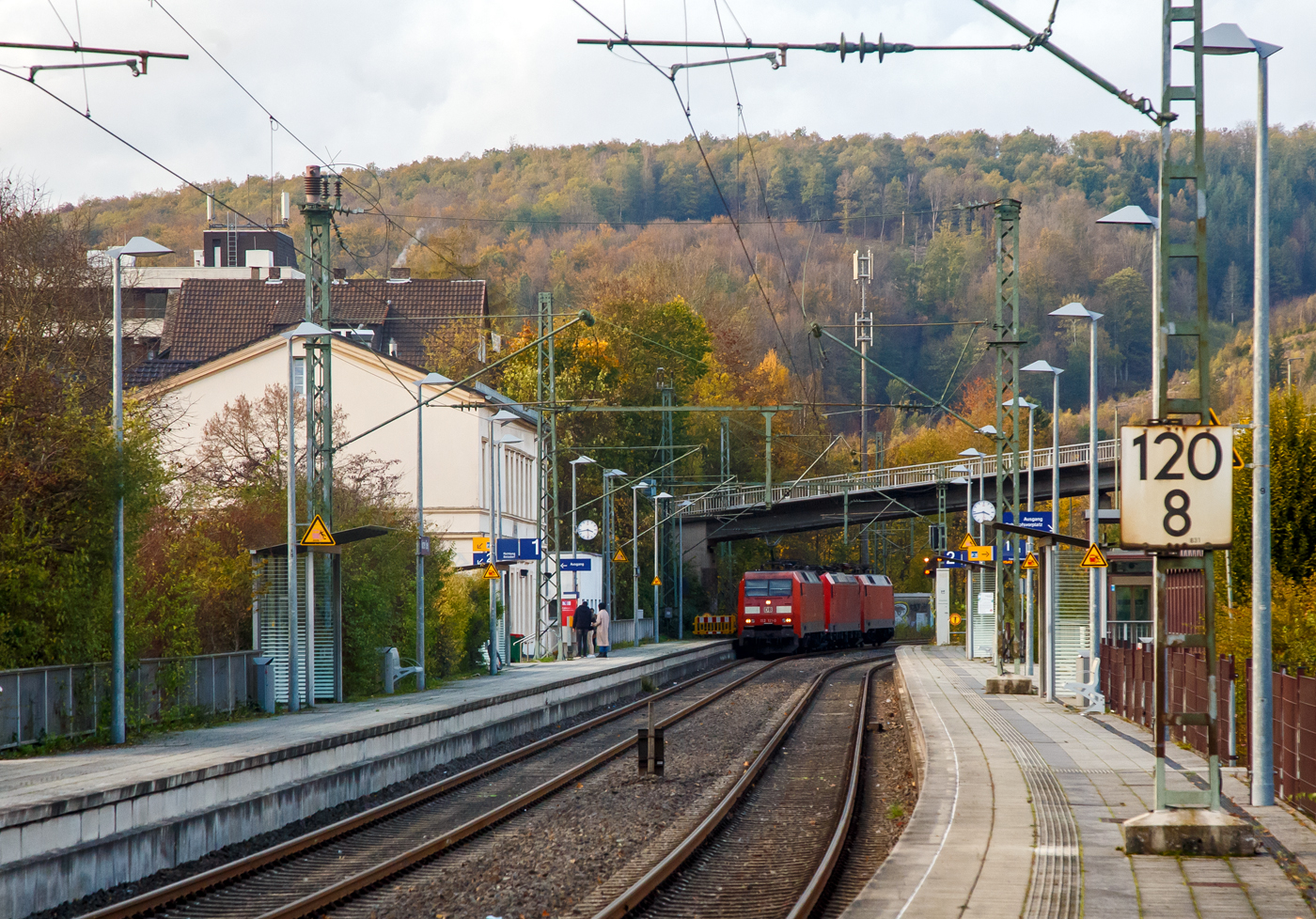 Die 152 121-0 mit den kalten 185 155-8 und 152 017-2 (alle drei von der DB Cargo) fahren am 05.11.2022 als Lokzug durch Kirchen (Sieg) in Richtung K�ln. 