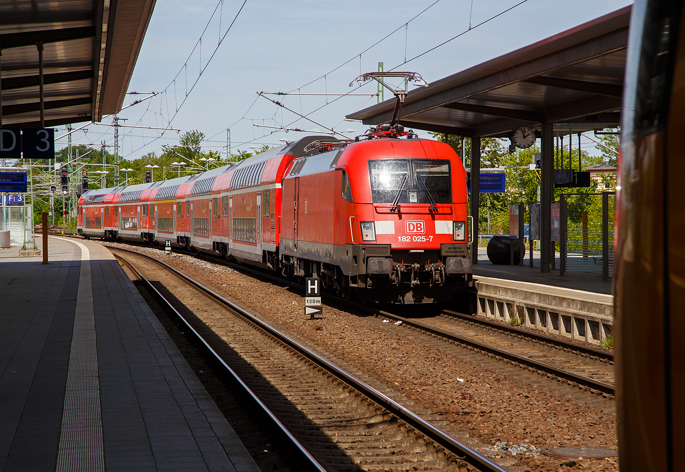 Die 182 015-8 (91 80 6182 025-7 D-DB) der DB Regio, mit dem RE 1 „Hanse-Express“ (Hamburg – Büchen – Schwerin – Bützow – Rostock Hbf), verlässt am 16 Mai 2022 Steuerwagenvoraus den Hauptbahnhof Schwerin.

Die Lok wurde 2001 von Siemens in München-Allach unter der 20322 gebaut. 2011wurde bei Siemens in München-Allach ein Nahverkehrspaket eingebaut, damit verlor sie die Zulassung für Österreich.