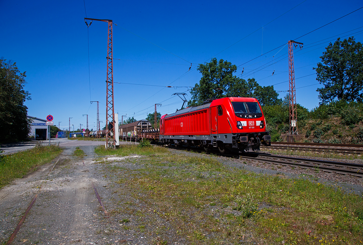 Die 187 080 (91 80 6187 080-7 D-DB) der DB Cargo AG fährt am 10.08.2023, mit einem gemischten Güterzug, durch Rudersdorf in Richtung Dillenburg.

Die TRAXX F140 AC3 ohne LM wurde 2017 von Bombardier in Kassel unter der Fabriknummer 35281 gebaut. 
