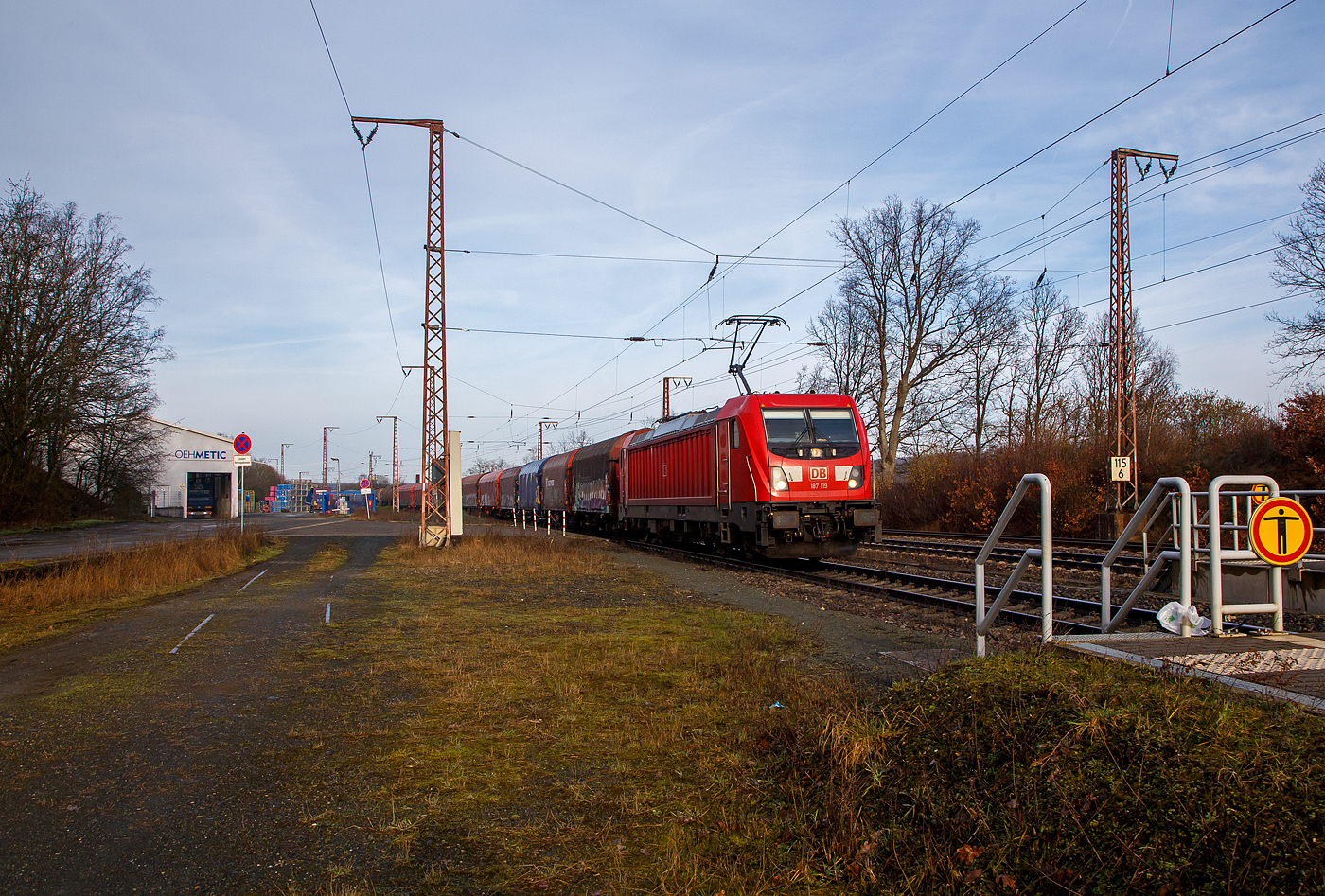 Die 187 119 der DB Cargo AG (91 80 6187 119-3 D-DB) fährt am 22.02.2023 mit einem gemischten Güterzug durch Rudersdorf (Kr. Siegen) in Richtung Dillenburg.

Die TRAXX F140 AC3 wurde 2017 von Bombardier in Kassel unter der Fabriknummer 35263 gebaut.