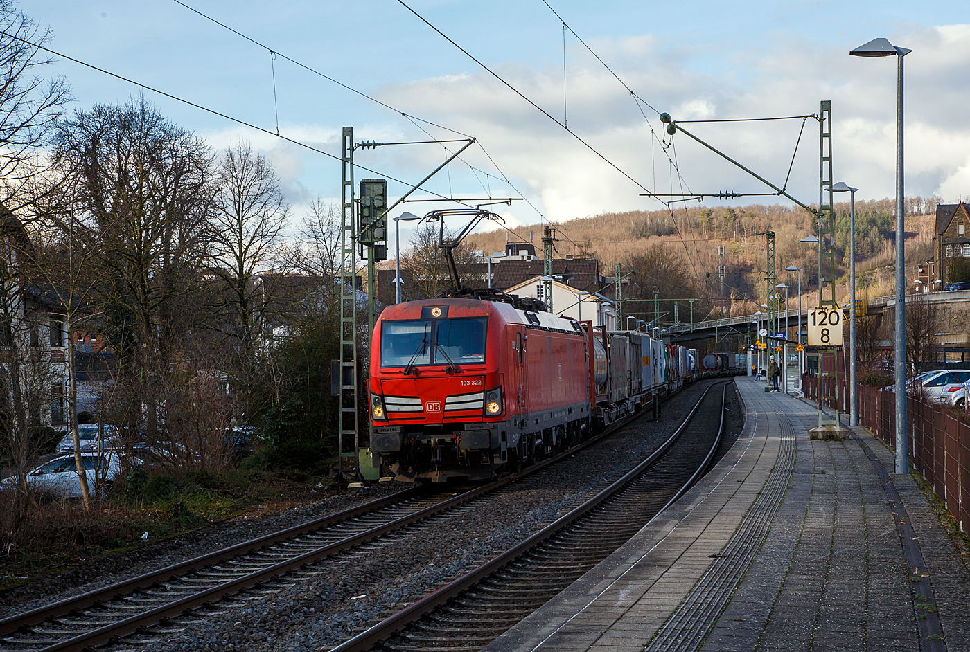 Die 193 322-5 (91 80 6193 322-5 D-DB) der DB Cargo AG fährt am 17.01.2023 mit einem „HUPAC“ KLV-Zug durch Kirchen (Sieg) in Richtung Köln.

Die Siemens Vectron MS (200 km/h - 6.4 MW) wurden 2018 von Siemens unter der Fabriknummer 22447 und gebaut, sie hat die Zulassungen für Deutschland, Österreich, Schweiz, Italien und die Niederlande (D/A/CH/I/NL).