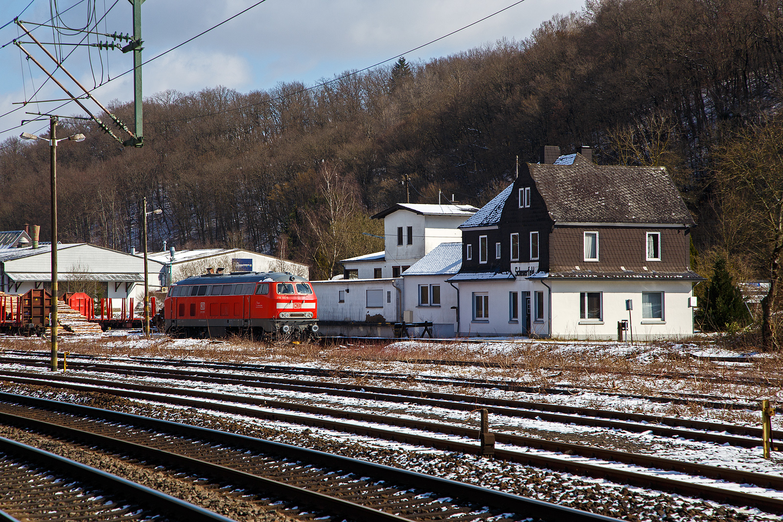 Die 218 191-5 (92 80 1218 191-5 D-MZE) der MZE - Manuel Zimmermann Eisenbahndienstleistungen ist am 15.03.2023 beim Kleinbahnhof der WEBA (Westerwaldbahn) abgestellt.

Die V 164 (BR 218) wurde 1973 bei Krupp unter der Fabriknummer 5205 gebaut und an die DB geliefert, im Juli 2018 wurde sie dann ausgemustert und an Manuel Zimmermann Eisenbahndienstleistungen verkauft.