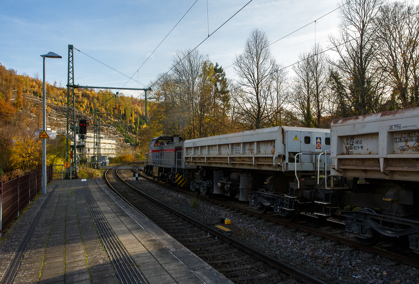 Die 277 809-0  Elmi“ (92 80 1277 809-0 D-KAF), eine Vossloh MaK G 1700 BB der KAF - Falkenhahn Bau AG (Kreuztal), fährt am 04 November 2025 mit einem langen Schotterzug durch Kirchen/Sieg in Richtung Betzdorf/Sieg. 