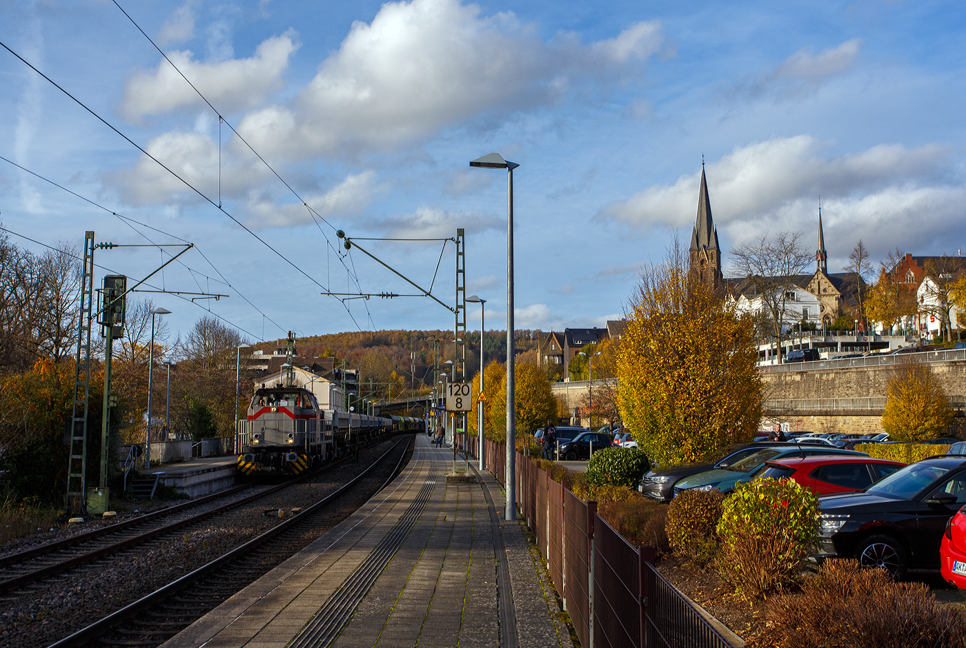 Die 277 809-0  Elmi“ (92 80 1277 809-0 D-KAF), eine Vossloh MaK G 1700 BB der KAF - Falkenhahn Bau AG (Kreuztal), fährt am 04 November 2025 mit einem langen Schotterzug durch Kirchen/Sieg in Richtung Betzdorf/Sieg. Im Bahnhof Kirchen hat sie jedoch etwas länger Hp 0 und ich kann so ein paar einzelne Wagen ablichten.

Die Vossloh MaK G 1700 BB wurde 2001 von Vossloh in Kiel 2001 unter der Fabriknummer 1001113 gebaut und an die NE - Neusser Eisenbahn geliefert. Nach dem Zusammenschluss der HGK und der NE zur RheinCargo GmbH & Co. KG, fuhr sie noch als RHC 277 809-0. Anfang 2014 ging sie an die Vossloh Locomotives GmbH (92 80 1277 809-0 D-VL) und war 1 ½ Jahre als Mietlok unterwegs, bis sie im Juni 2015 an die Michael Bugdoll Bau- und Sicherungsarbeiten e. K in Dorsten ging, als diese konnte ich sie auch mal ablichten. Seit 01.01.2021 ist die Lok nun bei der KAF - Falkenhahn Bau AG (Kreuztal), hier hat sie aber ihren Namen  Elmi“ behalten.