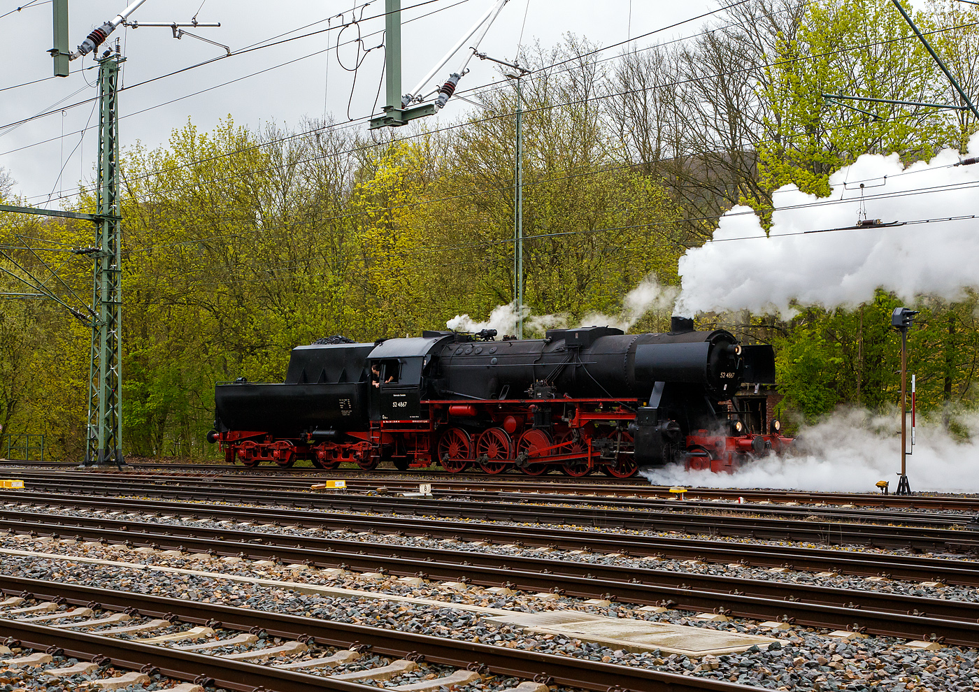 Die 52 4867 / 052 867-3 (90 80 0052 867-3 D-HEF) der Historische Eisenbahn Frankfurt e.V., ex GKB 152.4867 (Graz-Köflacher Eisenbahn- und Bergbaugesellschaft), ex ÖBB 152.4867, ex DRB 52 4867, am 22 April 2017 beim Umsetzen im Bahnhof Au/Sieg.

Die Güterzug-Dampflokomotive 52 4867 wurde 1943 bei Maschinenbau und Bahnbedarf AG in Potsdam-Babelsberg unter der Fabriknummer 13931 gebaut und an die Deutschen Reichsbahn geliefert. Nach dem Krieg blieb sie in Österreich und wurde zur ÖBB 152.4867, 1970 kam sie zur GKB und 1980 kaufte die HEF die Lok.