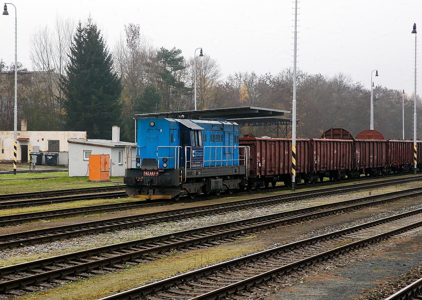 Die 742 441-9 (CZ- ČDC 92 54 2 742 441-9) der ČD Cargo steht am 22.11.2022 mit einem G�terzug beim Bahnhof Doma�lice (Taus).