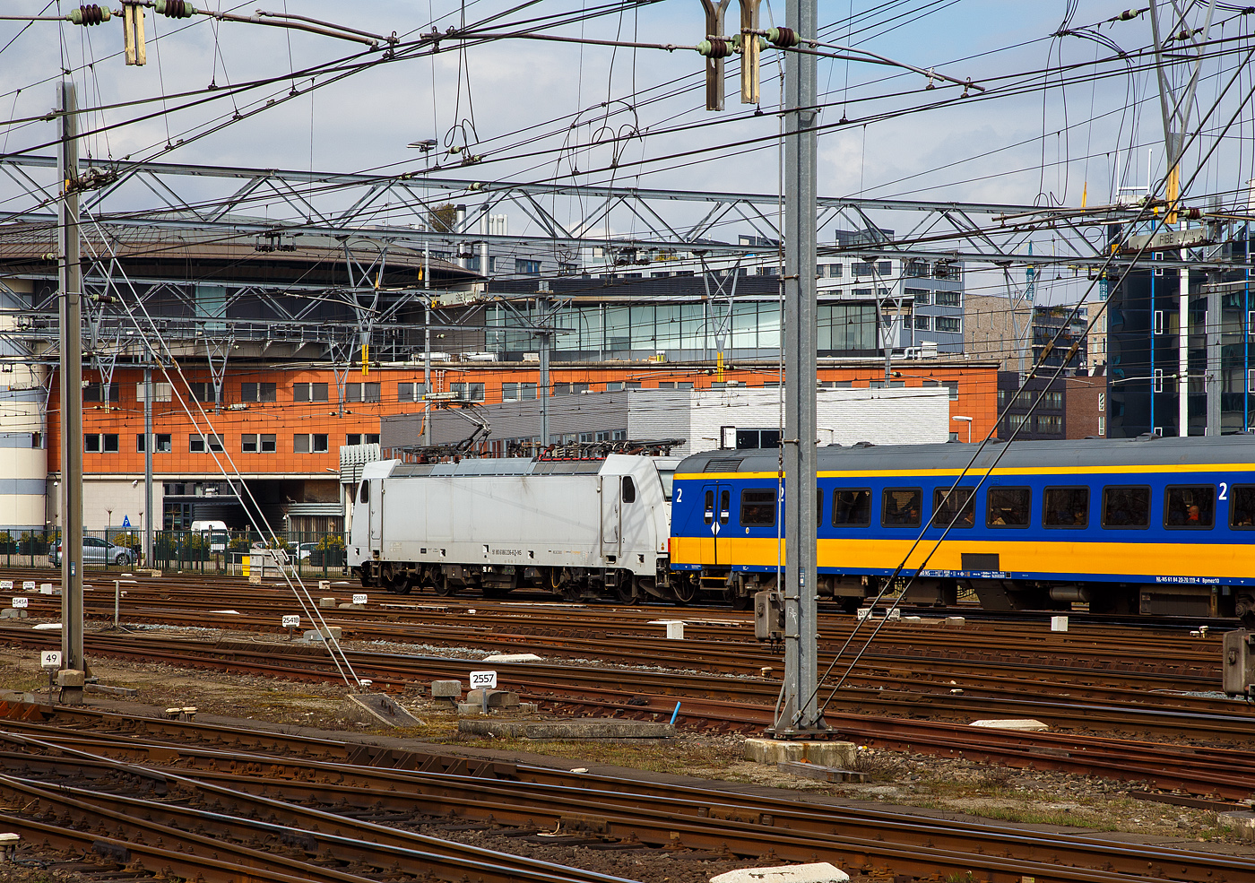 Die „weiße“ NS E 186 236  (91 80 6186 236-6 D-NS) erreicht am 31 März 2018 am Zugschluss eines IC (InterCity) den Bahnhof Amsterdam Centraal, Zuglok war die NS 186 119.

Die Bombardier TRAXX F140 MS wurde 2009 von Bombardier in Kassel unter der Fabriknummer 34436 gebaut und an die CBRail S.à r.l. (Luxembourg) geliefert. Seit 2011 war sie dann an die NS Hispeed (91 80 6186 236-6 D-HSA) bzw. ab 2014 an die NS - Nederlandse Spoorwegen N.V. (91 80 6186 236-6 D-NS) vermietet. Sie hat die Zulassungen für Deutschland, Österreich, Belgien und die Niederlande. Aktuell (seit 2024) ist die Lok an die SNCB - Société Nationale des Chemins de Fer Belges als 2869 vermietet und trägt die UiC Nummer 91 84 1186 119-1 NL-B.

Im April 2020 wurde sie an die AKIEM als E 186 236  (91 80 6186 236-6 D-AKIEM) verkauft und war so an die HSL Logistik GmbH bzw. später an die NIAG (Niederrheinische Verkehrsbetriebe Aktiengesellschaft) vermietet
