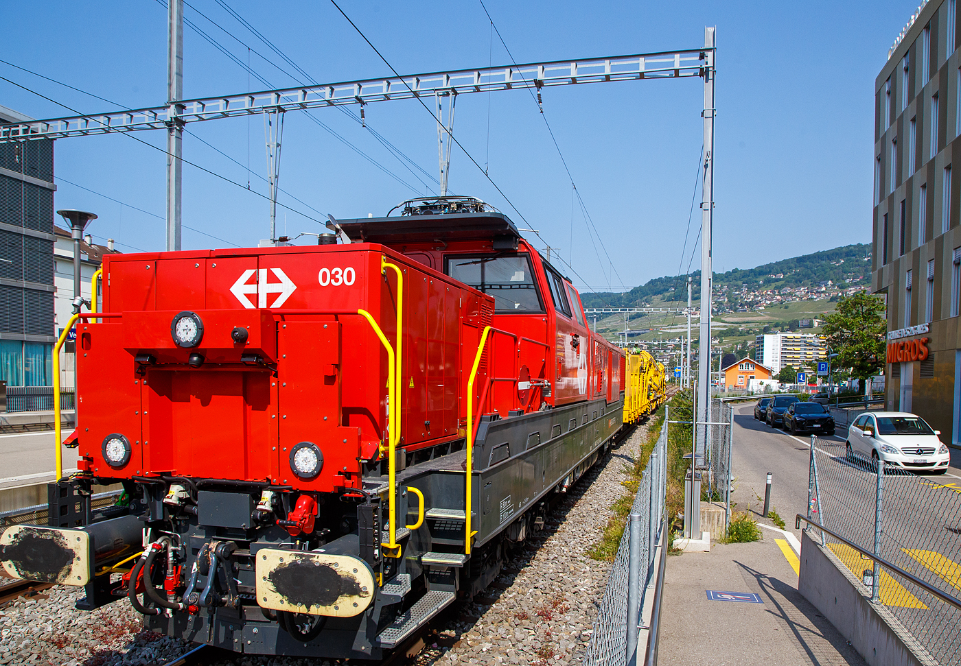 Die Aem 940 030-0 (Aem 91 85 4 940 030-0 CH-SBBI) der SBB Infrastruktur drückt am 28. Mai 2023 einem Bauzug (Materialförder- und Siloeinheiten) beim Bahnhof Vevey auf ein anderes Gleis.

Die Alstom Prima H4 sind von Alstom am Standort Belfort entwickelte Rangierlokomotiven, die sowohl im Strecken- als auch im schweren Rangierbetrieb eingesetzt werden können. Der Grund für die Entwicklung der Alstom Prima H4 wurde durch eine Ausschreibung der SBB Jahr 2015 gelegt. Diese erneuert den eigenen Fahrzeugbestand und muss dafür mehrere Lokomotiven für unterschiedliche Achsanzahl, Leistungsklasse, Masse und Einsatzumgebung beschaffen. So haben die SBB Am 6/6 für den schweren Rangierbetrieb am Ablaufberg nach 40 Jahren das Ende ihrer Lebensdauer erreicht und soll ersetzt werden. Ebenfalls sollen die SBB Am 841 aus den 1990er Jahren und die SBB Ee 6/6 II aus den 1980er Jahren ersetzt werden. Mit der H4 wollte Alstom im Bereich der vierachsigen Rangierlokomotiven eine Lösung für diesen Austausch mit einer H4-Bi-Mode-Variante auf der InnoTrans 2018 präsentieren. Alstom gewann die Ausschreibung der SBB und im November 2015 bestellte die SBB bei Alstom für 175 Mio. € insgesamt 47 vierachsige Zweikraftlokomotiven vom Typ Alstom Prima H4 - Bi-Mode Elektrisch, bei der SBB als Aem 940 bezeichnet. Die SBB ersetzt damit insgesamt 52 Loks vier verschiedener  Typen mit den Baujahren 1976 – 1996.  Auf der Innotrans 2018 in Berlin präsentierte Alstom diese Lok dem internationalen Fachpublikum.  

Von den SBB Aem 940 sind 37 bei der SBB Infrastruktur für den Streckenunterhalt vorgesehen. Um den Fahrplanbetrieb nicht zu beeinträchtigen, müssen die Loks mit Überführungszügen im Streckendienst 120 km/h erreichen. Anderseits muss z.B. beim Einschottern bei ständig sinkendem Zugsgewicht eine konstant niedrige Geschwindigkeit automatisch eingehalten werden. Bei der SBB Cargo sind 10 Aem 940 für den Rangierdienst vorgesehen.  

Die Lokomotiven sollen sowohl im Streckenbetrieb, Rangierbetrieb am Ablaufberg und auch im Gleisbau eingesetzt werden. Die elektrisch betriebenen Fahrzeuge, die keine gasförmigen Emissionen ausstoßen, sind auch für den Betrieb in Tunneln geeignet. Die fünf ersten Lokomotiven entsprechen nicht der Serienausführung und werden ab Juni 2022 von Sersa übernommen. Alstom liefert dafür fünf weitere Fahrzeuge an die SBB.

Alstom will weiter in die Entwicklung der Lokomotivenplattform investieren, dabei bekommt der Konzern Unterstützung durch die staatliche französische Energie und Umweltbehörde ADEME mit rund vier Millionen Euro.

Technische Merkmale
Ähnlich zur Prima H3 wurde auf der Lokomotivenplattform der Prima H4 ein serieller Antriebsstrang als Basis für die Konstruktion und Modularität des Antriebskonzeptes eingesetzt. Diese Modularität ermöglicht das Umrüsten eines Fahrzeuges für unterschiedliche äußere Umweltbedingungen und Einsatzszenarien. Durch die Kombination verschiedener Systeme im Antriebsstrang soll bis zu 50 % Dieselkraftstoff eingespart, 50 % weniger umweltschädliche Emissionen ausgestoßen und bis zu 15 % Unterhaltskosten für ein Fahrzeug eingespart werden.

Bisher ist die H4 in vier verschiedenen Antriebsstrangvarianten geplant:
H4 Hybrid (600 kW Akkumulator / 900 kW Dieselaggregat)
H4 Bi-Mode Elektrisch (900 kW Dieselaggregat / 2000 kW mit Fahrdraht)
H4 Bi-Mode Batterie (600 kW Akkumulator / 1600 kW Elektrisch)
H4 Dual Engine (900 kW Dieselaggregat / 900 kW Dieselaggregat)


Aufbau der Lokomotive:
Lokkasten:
Der Lokkasten ist als Schweißkonstruktion ausgeführt und besteht aus einem starren Rahmen, auf dem die Führerkabine und die beiden Maschinenräume auf beiden Seiten montiert sind. An beiden Enden vom Lokkasten sind die Zug- und Stoßvorrichtungen montiert. Die Luftbehälter, der Dieseltank und die Batterien sind unter dem Kasten befestigt.

Maschinenräume:
Im kurzen Maschinenraum (Fahrrichtung 2) befindet sich die Pneumatiktafel, ein Power Pack (Dieselmotor, Kühlblock und Generator) und die Führerstand-Klimaanlage (Lüfter, Kompressor, Verflüssiger).

Im langen Maschinenraum (Fahrrichtung 1) befinden sich, der Traktionsblock, ein Power Pack (Dieselmotor, Kühlblock und Generator), der Haupttransformator, der Haupt- sowie der Hilfskompressor und der Bremswiderstand inkl. Ventilator.

Power Pack (2 Stück je Lok):
Jedes Power Pack Modul enthält den Strukturrahmen inklusive Auffangwanne für kleinere Öllecks, den Dieselmotor mit Kupplung für den Generator, den Generator (eigenventilierter Synchrongenerator mit Permanentmagneterregung), den Steuerschrank (Schnittstelle zwischen Dieselmotorsteuerung und Fahrzeugsteuerung), das Dieselmotor-Kühlsystem, die Abgasanlage mit aktivem Dieselpartikelfilter PAF, die Luftfilter, Ölfilterung (Feinfilter) und die Versorgungspumpe, sowie das 
Vorwärmsystem des Dieselmotors (thermische und elektrische Heizung).

Der Dieselmotor (2 Stück je Lok) vom Typ CAT C 18 ACERT ist ein Caterpillar 6-Zylinder-Viertakt-Reihenmotor mit Direkteinspritzung, Turboaufladung und Ladeluftkühlung. 
Daten des Motors:
Nominalleistung: 540 kW
Nenndrehzahl :1.800 U/min
Bohrung: 145 mm
Hub: 183 mm
Hubraum 18.1 l
Verdichtungsverhältnis: 16 :1
Maximales Drehmoment: 3.710 Nm bei 1.300 U/min
Motorabmessungen (L x B x H): 1.438 x 1.132 x 1.356 mm
Motorgewicht (Nettotrockengewicht): 1717 kg

Direkt an die Antriebswelle des Dieselmotorsein permanent erregter Synchrongenerator (12 Pole) von 12 LCS 3353 angekuppelt. Dieser Generator erzeugt den elektrischen Strom, welcher im Traktionsstromrichter für den Betrieb der Fahrmotoren und der Hilfsbetriebe verwendet wird.
Daten des Generators:
Hersteller: Alstom
Bezeichnung 12 LCS 3353
Nennleistung: 480 KW
Spannung (Phase und zwischen den Phasen): 621/1075 V
Nenndrehzahl: 1800 U/min
 
TECHNISCHEN DATEN der Lok:
Hersteller:  ALSTOM, Belfort
Spurweite:  1435 mm (Normalspur)
Achsfolge:  Bo’Bo’
SBB Serie: Aem 940, mit Nummer 001 bis 047
TSI – Nummer:  91 85 4940...
Zugreihe:  A

Länge über Puffer: 18.750 mm
Höhe: 4.480 mm (über abgesenkten Stromabnehmer)
Breite: 2.950 mm
Drehzapfenabstand: 10.150 mm
Achsabstand im Drehgestell: 2.450 mm
Treibraddurchmesser: 1.000 mm (neu) / 920 mm (abgenutzt)

Gesamtgewicht: 84 t (mit 6t Ballast 90 t)
Achslast: 21.0 t (22,5 t)
Meterlast: 4.48 t/m (4.8 t/m)
Streckenklasse: C3 (D4)

Höchstgeschwindigkeit Eigenfahrt und geschleppt: 120 km/h (84 t) / 60 km/h (bei 90 t)
Höchstgeschwindigkeit im Rangiermodus: 40 km/h
Höchstgeschwindigkeit im Funkfernsteuerungsbetrieb: 40 km/h
Höchstgeschwindigkeit geschleppt 120 km/ h (84t) / 60 km/h (90t)
Maximale Anfahrzugkraft: 300 kN
Leistung am Rad bei Betrieb unter Fahrleitung: 1.600 kW (dauernd), 1.750 kW (für 1h), 2.000 kW (für 15min)
Leistung am Rad bei Betrieb mit den beiden Dieselmotoren / Generator Gruppen: 860 kW (dauernd). Eine Fahrt ist aber auch mit nur einem Dieselmotor möglich.

Dieselmotor (2 Stück): Caterpillar C 18 ACERT (Daten s.o.)
Synchrongenerator (2 Stück): Alstom 12 LCS 3353  (Daten s.o.)
Anzahl der elektr. Fahrmotoren: 4
Dieselkraftstoff-Tank nutzbares Volumen: 2.000 Liter 
Fahrleitungsspannung (als E-Lok): 15kV/16.7H
Kleinster befahrb. Kurvenradius: R 80m ungekuppelt / R100 m gekuppelt
Bremsausrüstung: KE-PG, E- Bremse E
Feststellbremse: 56 kN
Zugsicherung: ETCS only L2 BL 3.4.0
Vielfachsteuerung: Ja bis zu 2 Fahrzeugen (Aem 940)
Funkfernsteuerung: Ja
Einsatzbereich ohne Leistungsminderung: bei -25° C bis + 45° C Lufttemperatur
Zulassungen: Schweiz (CH)

Die maximale Anhängelast z.B. auf einer Steigung von 26 ‰ bei max. 60 km/h beträgt im Betrieb unter Fahrdraht 317 t und mit Dieselantrieb 147 t. Ansonsten gemäß den entsprechenden Anhängelasttabellen (im thermischen bzw. elektrischen Betrieb, Punkt 2.1.10 vom Bedienerhandbuch.

Bemerkung: Die Loks sind aufballastierte Lokomotive (84t + 6 t Zusatzballast für Rangierbahnhöfe bzw. mit einem Gesamtgewicht 90 t) nur mit der halben Höchstgeschwindigkeit (60 km/h) zugelassen.

Quellen: SBB Bedienerhandbuch_Aem_940-1.pdf, bahn-journalist.ch