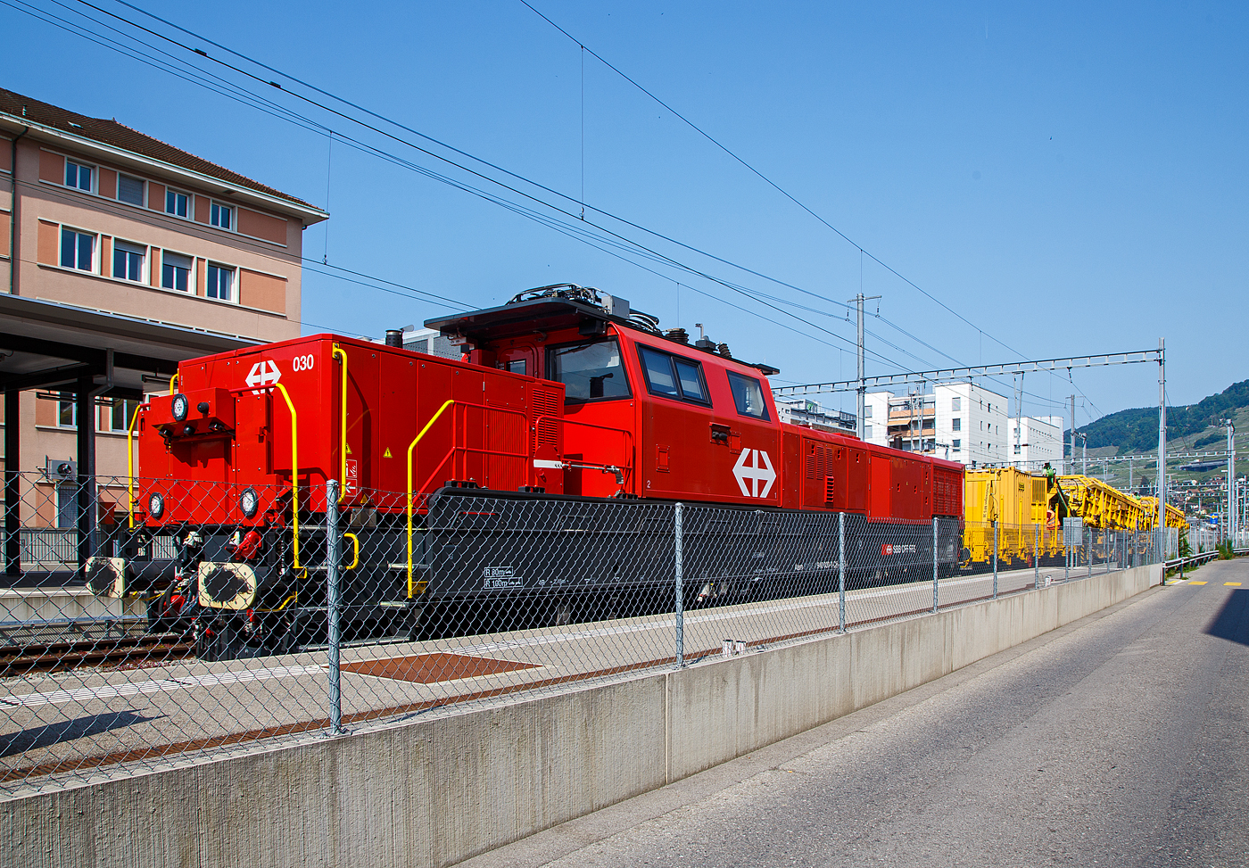 Die Aem 940 030-0 (Aem 91 85 4 940 030-0 CH-SBBI) der SBB Infrastruktur ist am 28. Mai 2023 mit einem Bauzug (Materialförder- und Siloeinheiten) beim Bahnhof Vevey.

Die Alstom Prima H4 sind von Alstom am Standort Belfort entwickelte Rangierlokomotiven, die sowohl im Strecken- als auch im schweren Rangierbetrieb eingesetzt werden können. Der Grund für die Entwicklung der Alstom Prima H4 wurde durch eine Ausschreibung der SBB Jahr 2015 gelegt. Diese erneuert den eigenen Fahrzeugbestand und muss dafür mehrere Lokomotiven für unterschiedliche Achsanzahl, Leistungsklasse, Masse und Einsatzumgebung beschaffen. So haben die SBB Am 6/6 für den schweren Rangierbetrieb am Ablaufberg nach 40 Jahren das Ende ihrer Lebensdauer erreicht und soll ersetzt werden. Ebenfalls sollen die SBB Am 841 aus den 1990er Jahren und die SBB Ee 6/6 II aus den 1980er Jahren ersetzt werden. Mit der H4 wollte Alstom im Bereich der vierachsigen Rangierlokomotiven eine Lösung für diesen Austausch mit einer H4-Bi-Mode-Variante auf der InnoTrans 2018 präsentieren. Alstom gewann die Ausschreibung der SBB und im November 2015 bestellte die SBB bei Alstom für 175 Mio. € insgesamt 47 vierachsige Zweikraftlokomotiven vom Typ Alstom Prima H4 - Bi-Mode Elektrisch, bei der SBB als Aem 940 bezeichnet. Die SBB ersetzt damit insgesamt 52 Loks vier verschiedener  Typen mit den Baujahren 1976 – 1996.  Auf der Innotrans 2018 in Berlin präsentierte Alstom diese Lok dem internationalen Fachpublikum.  

Von den SBB Aem 940 sind 37 bei der SBB Infrastruktur für den Streckenunterhalt vorgesehen. Um den Fahrplanbetrieb nicht zu beeinträchtigen, müssen die Loks mit Überführungszügen im Streckendienst 120 km/h erreichen. Anderseits muss z.B. beim Einschottern bei ständig sinkendem Zugsgewicht eine konstant niedrige Geschwindigkeit automatisch eingehalten werden. Bei der SBB Cargo sind 10 Aem 940 für den Rangierdienst vorgesehen.  

Die Lokomotiven sollen sowohl im Streckenbetrieb, Rangierbetrieb am Ablaufberg und auch im Gleisbau eingesetzt werden. Die elektrisch betriebenen Fahrzeuge, die keine gasförmigen Emissionen ausstoßen, sind auch für den Betrieb in Tunneln geeignet. Die fünf ersten Lokomotiven entsprechen nicht der Serienausführung und werden ab Juni 2022 von Sersa übernommen. Alstom liefert dafür fünf weitere Fahrzeuge an die SBB.

Alstom will weiter in die Entwicklung der Lokomotivenplattform investieren, dabei bekommt der Konzern Unterstützung durch die staatliche französische Energie und Umweltbehörde ADEME mit rund vier Millionen Euro.

Technische Merkmale
Ähnlich zur Prima H3 wurde auf der Lokomotivenplattform der Prima H4 ein serieller Antriebsstrang als Basis für die Konstruktion und Modularität des Antriebskonzeptes eingesetzt. Diese Modularität ermöglicht das Umrüsten eines Fahrzeuges für unterschiedliche äußere Umweltbedingungen und Einsatzszenarien. Durch die Kombination verschiedener Systeme im Antriebsstrang soll bis zu 50 % Dieselkraftstoff eingespart, 50 % weniger umweltschädliche Emissionen ausgestoßen und bis zu 15 % Unterhaltskosten für ein Fahrzeug eingespart werden.

Bisher ist die H4 in vier verschiedenen Antriebsstrangvarianten geplant:
H4 Hybrid (600 kW Akkumulator / 900 kW Dieselaggregat)
H4 Bi-Mode Elektrisch (900 kW Dieselaggregat / 2000 kW mit Fahrdraht)
H4 Bi-Mode Batterie (600 kW Akkumulator / 1600 kW Elektrisch)
H4 Dual Engine (900 kW Dieselaggregat / 900 kW Dieselaggregat)


Aufbau der Lokomotive:
Lokkasten:
Der Lokkasten ist als Schweißkonstruktion ausgeführt und besteht aus einem starren Rahmen, auf dem die Führerkabine und die beiden Maschinenräume auf beiden Seiten montiert sind. An beiden Enden vom Lokkasten sind die Zug- und Stoßvorrichtungen montiert. Die Luftbehälter, der Dieseltank und die Batterien sind unter dem Kasten befestigt.

Maschinenräume:
Im kurzen Maschinenraum (Fahrrichtung 2) befindet sich die Pneumatiktafel, ein Power Pack (Dieselmotor, Kühlblock und Generator) und die Führerstand-Klimaanlage (Lüfter, Kompressor, Verflüssiger).

Im langen Maschinenraum (Fahrrichtung 1) befinden sich, der Traktionsblock, ein Power Pack (Dieselmotor, Kühlblock und Generator), der Haupttransformator, der Haupt- sowie der Hilfskompressor und der Bremswiderstand inkl. Ventilator.

Power Pack (2 Stück je Lok):
Jedes Power Pack Modul enthält den Strukturrahmen inklusive Auffangwanne für kleinere Öllecks, den Dieselmotor mit Kupplung für den Generator, den Generator (eigenventilierter Synchrongenerator mit Permanentmagneterregung), den Steuerschrank (Schnittstelle zwischen Dieselmotorsteuerung und Fahrzeugsteuerung), das Dieselmotor-Kühlsystem, die Abgasanlage mit aktivem Dieselpartikelfilter PAF, die Luftfilter, Ölfilterung (Feinfilter) und die Versorgungspumpe, sowie das 
Vorwärmsystem des Dieselmotors (thermische und elektrische Heizung).

Der Dieselmotor (2 Stück je Lok) vom Typ CAT C 18 ACERT ist ein Caterpillar 6-Zylinder-Viertakt-Reihenmotor mit Direkteinspritzung, Turboaufladung und Ladeluftkühlung. 
Daten des Motors:
Nominalleistung: 540 kW
Nenndrehzahl :1.800 U/min
Bohrung: 145 mm
Hub: 183 mm
Hubraum 18.1 l
Verdichtungsverhältnis: 16 :1
Maximales Drehmoment: 3.710 Nm bei 1.300 U/min
Motorabmessungen (L x B x H): 1.438 x 1.132 x 1.356 mm
Motorgewicht (Nettotrockengewicht): 1717 kg

Direkt an die Antriebswelle des Dieselmotorsein permanent erregter Synchrongenerator (12 Pole) von 12 LCS 3353 angekuppelt. Dieser Generator erzeugt den elektrischen Strom, welcher im Traktionsstromrichter für den Betrieb der Fahrmotoren und der Hilfsbetriebe verwendet wird.
Daten des Generators:
Hersteller: Alstom
Bezeichnung 12 LCS 3353
Nennleistung: 480 KW
Spannung (Phase und zwischen den Phasen): 621/1075 V
Nenndrehzahl: 1800 U/min
 
TECHNISCHEN DATEN der Lok:
Hersteller:  ALSTOM, Belfort
Spurweite:  1435 mm (Normalspur)
Achsfolge:  Bo’Bo’
SBB Serie: Aem 940, mit Nummer 001 bis 047
TSI – Nummer:  91 85 4940...
Zugreihe:  A

Länge über Puffer: 18.750 mm
Höhe: 4.480 mm (über abgesenkten Stromabnehmer)
Breite: 2.950 mm
Drehzapfenabstand: 10.150 mm
Achsabstand im Drehgestell: 2.450 mm
Treibraddurchmesser: 1.000 mm (neu) / 920 mm (abgenutzt)

Gesamtgewicht: 84 t (mit 6t Ballast 90 t)
Achslast: 21.0 t (22,5 t)
Meterlast: 4.48 t/m (4.8 t/m)
Streckenklasse: C3 (D4)

Höchstgeschwindigkeit Eigenfahrt und geschleppt: 120 km/h (84 t) / 60 km/h (bei 90 t)
Höchstgeschwindigkeit im Rangiermodus: 40 km/h
Höchstgeschwindigkeit im Funkfernsteuerungsbetrieb: 40 km/h
Höchstgeschwindigkeit geschleppt 120 km/ h (84t) / 60 km/h (90t)
Maximale Anfahrzugkraft: 300 kN
Leistung am Rad bei Betrieb unter Fahrleitung: 1.600 kW (dauernd), 1.750 kW (für 1h), 2.000 kW (für 15min)
Leistung am Rad bei Betrieb mit den beiden Dieselmotoren / Generator Gruppen: 860 kW (dauernd). Eine Fahrt ist aber auch mit nur einem Dieselmotor möglich.

Dieselmotor (2 Stück): Caterpillar C 18 ACERT (Daten s.o.)
Synchrongenerator (2 Stück): Alstom 12 LCS 3353  (Daten s.o.)
Anzahl der elektr. Fahrmotoren: 4
Dieselkraftstoff-Tank nutzbares Volumen: 2.000 Liter 
Fahrleitungsspannung (als E-Lok): 15kV/16.7H
Kleinster befahrb. Kurvenradius: R 80m ungekuppelt / R100 m gekuppelt
Bremsausrüstung: KE-PG, E- Bremse E
Feststellbremse: 56 kN
Zugsicherung: ETCS only L2 BL 3.4.0
Vielfachsteuerung: Ja bis zu 2 Fahrzeugen (Aem 940)
Funkfernsteuerung: Ja
Einsatzbereich ohne Leistungsminderung: bei -25° C bis + 45° C Lufttemperatur
Zulassungen: Schweiz (CH)

Die maximale Anhängelast z.B. auf einer Steigung von 26 ‰ bei max. 60 km/h beträgt im Betrieb unter Fahrdraht 317 t und mit Dieselantrieb 147 t. Ansonsten gemäß den entsprechenden Anhängelasttabellen (im thermischen bzw. elektrischen Betrieb, Punkt 2.1.10 vom Bedienerhandbuch.

Bemerkung: Die Loks sind aufballastierte Lokomotive (84t + 6 t Zusatzballast für Rangierbahnhöfe bzw. mit einem Gesamtgewicht 90 t) nur mit der halben Höchstgeschwindigkeit (60 km/h) zugelassen.

Quellen: SBB Bedienerhandbuch_Aem_940-1.pdf, bahn-journalist.ch
