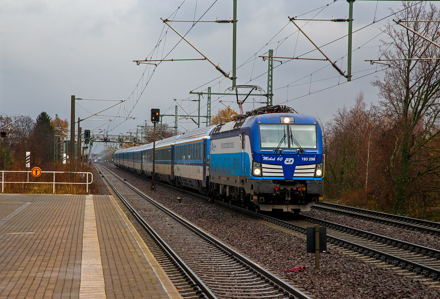 Die an die ČD - České dráhy (Tschechischen Eisenbahnen) vermietete Siemens Vectron MS 193 298-7“Mikeš 60” [ex “Fidorka”]  (91 80 6193 298-7 D-ELOC) der ELL - European Locomotive Leasing (Wien), rauscht am 07.12.2022, mit dem EC 378  „Berliner“ (Praha hl.n – Dresden Hbf - Berlin Hbf (tief) - Hamburg Hbf - Kiel Hbf), durch Dresden-Strehlen in Richtung Dresden Hbf. Der Zug befährt hier die „Elbtalbahn“ (Bahnstrecke Děčín–Dresden-Neustadt – KBS 247). Weiter hinten kann man schon den nächsten kommenden Zug, einen IC, erkennen.

Die Siemens X4E bzw. Siemens Vectron MS wurde 2017 von Siemens Mobilitiy in München-Allach unter der Fabriknummer 22255 gebaut. Die Vectron MS mit einer Leistung von 6.4 MW (unter Wechselstrom) mit einer zugelassenen Höchstgeschwindigkeit für 200 km/h hat die Zulassungen für Deutschland, Österreich, Ungarn, Tschechien, Polen, Slowakei Rumänien (D/A/H/PL/CZ/SK/RO).
