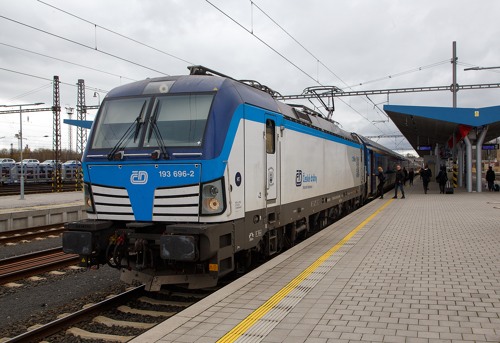 Die an die ČD - České dráhy (Tschechischen Eisenbahnen) vermietete Siemens Vectron MS 193 696-2 (91 80 6193 696-2 D-RAILL) der S Rail Lease s.r.o. (Bratislava, Slowakei) steht am 17.04.2023, mit dem R15 „Krušnohor“ (R615) Cheb - Sokolov - Karlovy Vary -Chomutov - Ústí nad Labem hl.n. - Praha hl.n., im Bahnhof Cheb (Eger) zur Abfahrt bereit.

Die Siemens X4E bzw. Siemens Vectron MS wurde 2020 von Siemens Mobilitiy in München-Allach unter der Fabriknummer 22761 gebaut. Die Vectron MS – Variante A01 mit einer Leistung von 6.4 MW (unter Wechselstrom) mit einer zugelassenen Höchstgeschwindigkeit für 200 km/h hat die Zulassungen für Deutschland, Österreich, Slowakei, Rumänien, Polen, Tschechien und Ungarn (D/A/SK/RO/PL/CZ/H).