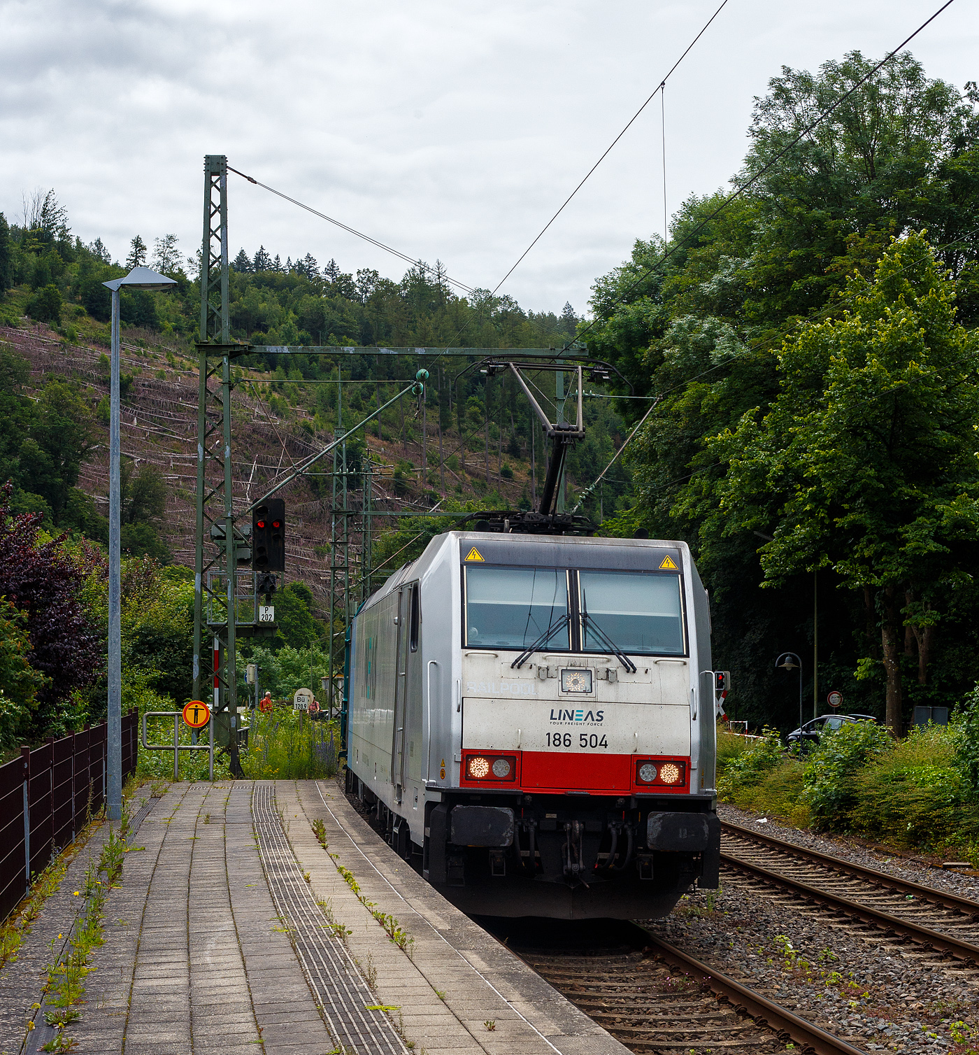 Die an die LINEAS Group NV/SA vermietete 186 504 (91 80 6186 504-7 D-Rpool) der Railpool GmbH (München) fährt am 08.04.2022 mit einem Coilzug durch den Bahnhof Kirchen (Sieg) in Richtung Siegen.

Die Bombardier TRAXX F140 MS(2E) wurde 2018 von Bombardier in Kassel unter der Fabriknummer KAS 35553 gebaut und an die Railpool ausgeliefert. Die Multisystemlokomotive hat die Zulassungen bzw. besitzt die Länderpakete für Deutschland, Österreich, Schweiz, Italien, Belgien und die Niederland (D/A/CH/I/B/NL).
