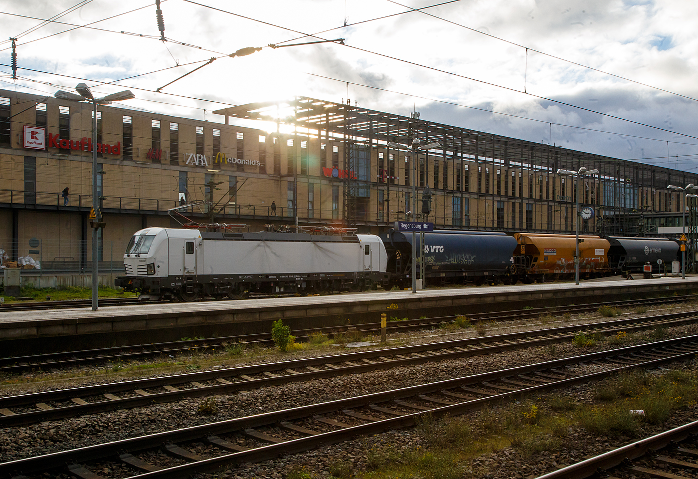 Die an die LOKORAIL, a.s. (Bratislava) vermietete Siemens Vectron MS 6383 221-9 (91 56 6383 221-9 SK-RAILL) der S Rail Lease s.r.o. (Bratislava, Slowakei) f�hrt am 24.11.2022 mit einem Getreidezug (Wagen der Gattung Tagnpps) durch den Hauptbahnhof Regensburg.

Die SIEMENS Vectron MS in der Variante A17 ist recht neu, sie wurde 2022 von Siemens Mobilitiy in M�nchen-Allach unter der Fabriknummer 23021 gebaut. In der Variante A17 hat sie die Zulassungen f�r neun L�nder und zwar f�r Slowakei, Deutschland, �sterreich, Ungarn, Polen, Tschechien, Kroatien, Rum�nien und die Slowenien SK/D/A/H/PL/CZ//HR/RO/SLO). 
