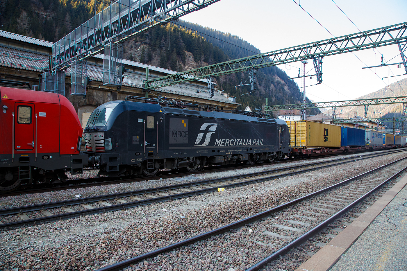 Die an die Mercitalia Rail S.r.l. vermietete X4 E – 704 / 193 704 (91 80 6193 704-4 D-DISPO) der MRCE Dispolok GmbH (München), hinter der DB Cargo 193 31, am 27.03.2022 mit einem KLV-Zug aus Österreich kommend im Bahnhof Brenner (Stazione di Brennero). Die Stromabnehmer sind wegen dem Systemwechsel Österreich/Italien noch gesenkt. 

Die Siemens Vectron MS wurde 2018 von Siemens in München-Allach unter der Fabriknummer 22388 gebaut. Diese Vectron Lokomotive ist als MS – Lokomotive (Multisystem-Variante) mit 6.400 kW (160 km/h) konzipiert und zugelassen für Deutschland, Österreich, Schweiz, Italien und Niederlande (D/A/CH/I/NL).