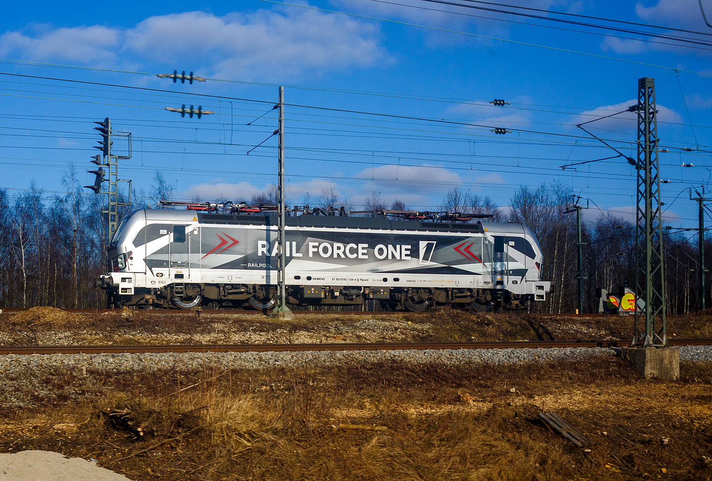 Die an die niederländische RFO - Rail Force One B.V. (Rotterdam) vermietete Siemens Vectron MS 193 134-4 (91 80 6193 134-4 D-Rpool) der Railpool GmbH (München) ist am 13 Januar 2025 in München abgestellt. 

Die Siemens Vectron MS der Variante A22 wurde 2023 von Siemens in München-Allach unter der Fabriknummer 23345 gebaut. Die Variante A22 (160 km/h - 6.4 MW) hat so die Zulassung für Deutschland, Österreich, die Schweiz, Italien und die Niederlande (D / A / CH / I / NL). So besitzt die Variante MS A22 folgende Zugsicherungssysteme: ETCS BaseLine 3, sowie für Deutschland (PZB90 / LZB80 (CIR-ELKE I)), für Österreich (ETCS Level 1 mit Euroloop, ETCS Level 2, PZB90 / LZB80), für die Schweiz (ETCS Level 2, ZUB262ct, INTEGRA), für Italien (SCMT) und die Niederlande (ETCS Level 1, ETCS Level 2, ATB-EGvv).
