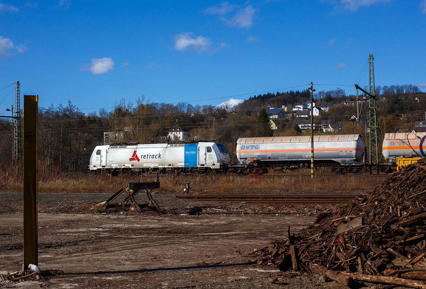Die an die Retrack Germany GmbH (Hamburg, das VTG-eigene Eisenbahnverkehrsunternehmen) vermietete Railpool 186 540-1  Anton  (91 80 6186 540-1 D-Rpool) fährt am 23 Februar 2025 mit einem Druckgas-Kesselwagenzug, Wagen der Gattung Zagkks, laut Gefahrentafel (23/1965) beladen mit Kohlenwasserstoffgas, Gemisch, verflüssigt, durch Scheuerfeld/Sieg in Richtung Köln. Sie trägt Aufkleber „Bombardier TRAXX Nr. 200 für Railpool“. 

Die Bombardier TRAXX F140 MS(2E) wurde 2020 von Bombardier in Kassel unter der Fabriknummer 35654 gebaut und an die Railpool ausgeliefert. Sie ist damit die 200te Bombardier TRAXX-Lok für die Railpool GmbH (München). Die Multisystemlokomotive hat die Zulassungen bzw. besitzt die Länderpakete für Deutschland, Österreich, Polen, Tschechien, Slowakei, Ungarn und die Niederlande (D/A/PL/CZ/SK/HU/NL).

