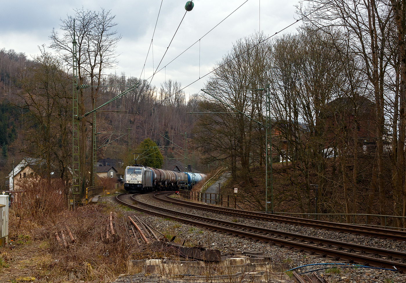 Die an die Retrack Germany GmbH (Hamburg) vermietete Railpool 186 540-1  Anton  (91 80 6186 540-1 D-Rpool) fährt am 14 März 2025 mit einem Kesselwagenzug durch Kirchen an der Sieg in Richtung Siegen. Sie trägt Aufkleber „Bombardier TRAXX Nr. 200 für Railpool“. 

Die Bombardier TRAXX F140 MS(2E) wurde 2020 von Bombardier in Kassel unter der Fabriknummer 35654 gebaut und an die Railpool ausgeliefert. Sie ist damit die 200te Bombardier TRAXX-Lok für die Railpool GmbH (München). Die Multisystemlokomotive hat die Zulassungen bzw. besitzt die Länderpakete für Deutschland, Österreich, Polen, Tschechien, Slowakei, Ungarn und die Niederland (D/A/PL/CZ/SK/HU/NL).