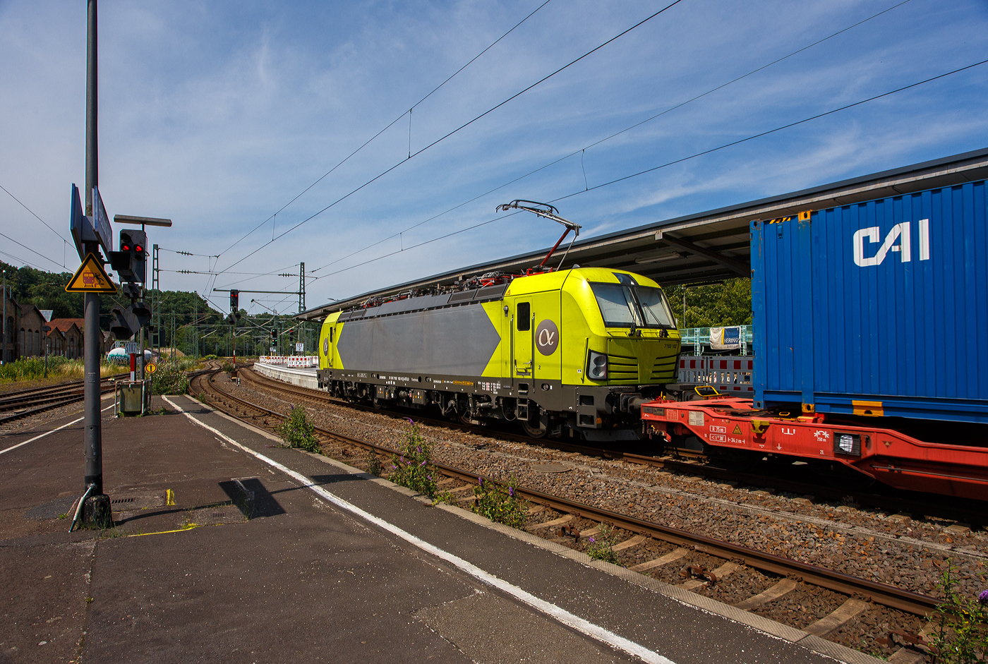 Die an die RTB Cargo vermietete SIEMENS Vectron MS 7193 102 (91 80 7193 102-9 D-ATLU) der Alpha Trains Belgium N.V. fährt am 19 Juli 2025 mit einem KLV-Zug durch den Bahnhof Betzdorf/Sieg in Richtung Köln.

Die Multisystemlokomotive Siemens Vectron MS wurde 2025 von SIEMENS Mobilitiy in München-Allach unter der Fabriknummer 23858 gebaut. Sie wurde in der Variante MS A54 ausgeführt und hat so die Zulassungen und Länderpakete für Deutschland, Österreich, Belgien, die Niederlande, Tschechien, die Slowakei, Ungarn, Rumänien und Polen. Für Serbien (SRB), Bulgarien (BG) und Kroatien (HR) sind auch Zulassungen vorgesehen, aber ist z.Z. noch durchgestrichen.

So besitzt die Variante MS A54 folgende Zugsicherungssysteme: ETCS BaseLine 3, sowie für Deutschland (PZB90 / LZB80 (CIR-ELKE I)), für Österreich (ETCS Level 1 mit Euroloop, ETCS Level 2, PZB90 / LZB80), für Belgien (ETCS L1, ETCS L2, TBL1+), für die Niederlande (ETCS Level 1, ETCS Level 2, ATB-EGvV), für Tschechien und die Slowakei (LS (Mirel)), für Ungarn (ETCS Level 1, EVM (Mirel)), für Polen (SHP) und für Rumänien, Serbien, Bulgarien und Kroatien (PZB90).
