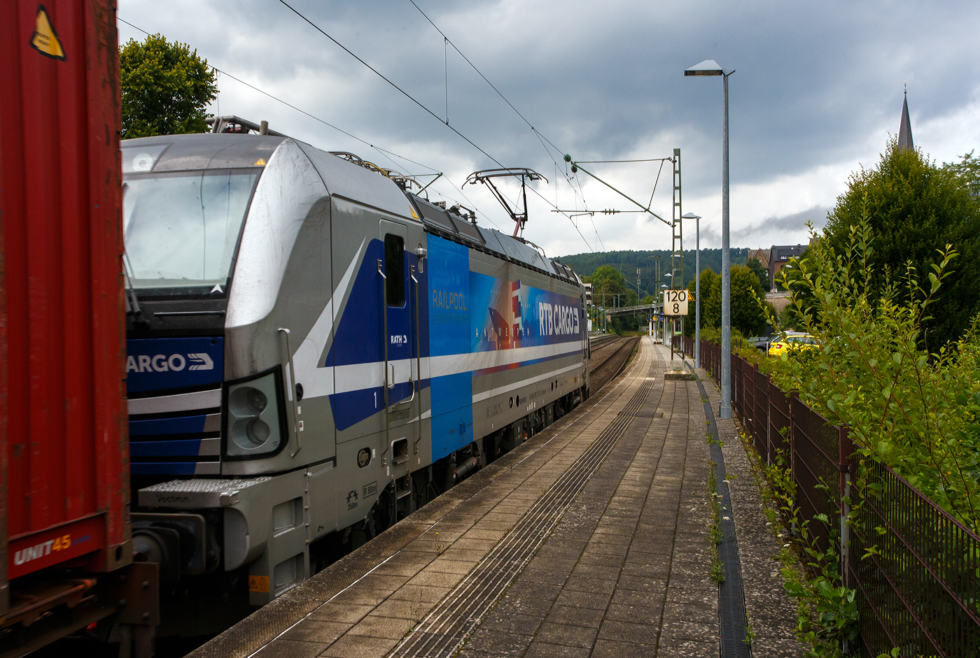 Die an die RTB Cargo vermietete Siemens Vectron MS - 193 172 (91 80 6193 172-4 D-Rpool) der Railpool GmbH (München) fährt am 31 Juli 2025 mit einem KLV-Zug durch den Bahnhof Kirchen/Sieg in Richtung Siegen. 

Die Multisystemlokomotive Siemens Vectron MS wurde 2024 von SIEMENS Mobilitiy in München-Allach unter der Fabriknummer 23472 gebaut und im September 2024 an die Railpool ausgeliefert. Hier in der ausgeführten Variante MS A54 ist sie eine „echte“ Multisystemlokomotive und kann in halb Europa fahren. Sie hat die Zulassungen und Länderpakete für Deutschland, Österreich, Belgien, die Niederlande, Tschechien, die Slowakei, Ungarn, Rumänien und Polen. Für Serbien (SRB), Bulgarien (BG) und Kroatien (HR) sind auch Zulassungen vorgesehen, aber ist z.Z. noch durchgestrichen.

So besitzt die Variante MS A54 folgende Zugsicherungssysteme: ETCS BaseLine 3, sowie für Deutschland (PZB90 / LZB80 (CIR-ELKE I)), für Österreich (ETCS Level 1 mit Euroloop, ETCS Level 2, PZB90 / LZB80), für Belgien (ETCS L1, ETCS L2, TBL1+), für die Niederlande (ETCS Level 1, ETCS Level 2, ATB-EGvV), für Tschechien und die Slowakei (LS (Mirel)), für Ungarn (ETCS Level 1, EVM (Mirel)), für Polen (SHP) und für Rumänien, Serbien, Bulgarien und Kroatien (PZB90).

Was mir bei meinen Recherchen nun mal aufgefallen ist, dass es zurzeit keine für Frankreich zugelassene Siemens Vectron gibt. Aber dies wird sich wohl bald mal ändern. Alpha Trains gab im September 2024 die Erweiterung seiner Flotte um bis zu 70 Vectron-Lokomotiven (davon 35 bestellt) bekannt. Der Rahmenvertrag sieht die Lieferung mehrerer Varianten von Vectron-Lokomotiven vor, darunter Multi-System- und Dual Mode-Modelle.

Die neuen Vectron-Lokomotiven verfügen über eine maximale Leistung von bis zu 6,4 MW und eine Höchstgeschwindigkeit von bis zu 200 km/h. Sie ergänzen die bestehende Alpha Trains-Flotte von Vectron MS-, AC- und Vectron Dual Mode-Modellen. Die erste Auslieferung ist für Ende 2026 geplant. Der Auftrag umfasst auch die Lieferung der ersten Vectron-Mehrsystemlokomotiven für Frankreich, die entlang des Nord-Süd-Korridors in Deutschland, Österreich, der Schweiz, Italien, Belgien, der Niederlande, Frankreich und optional in Luxemburg eingesetzt werden können.

Alpha Trains will so die Marktpräsenz, insbesondere in Frankreich, weiter stärken. Es ist besonderer Meilenstein für SIEMENS, die ersten Vectron-Mehrsystemlokomotiven für Frankreich zu liefern, die ihre Fähigkeiten in Bezug auf Leistung, Geschwindigkeit und grenzüberschreitenden Betrieb eindrucksvoll unter Beweis stellen. Dieser Auftrag wird nicht nur die bestehende Flotte von Alpha Trains erweitern, sondern auch eine wichtige Rolle bei der Förderung des nachhaltigen Verkehrs in ganz Europa spielen.
