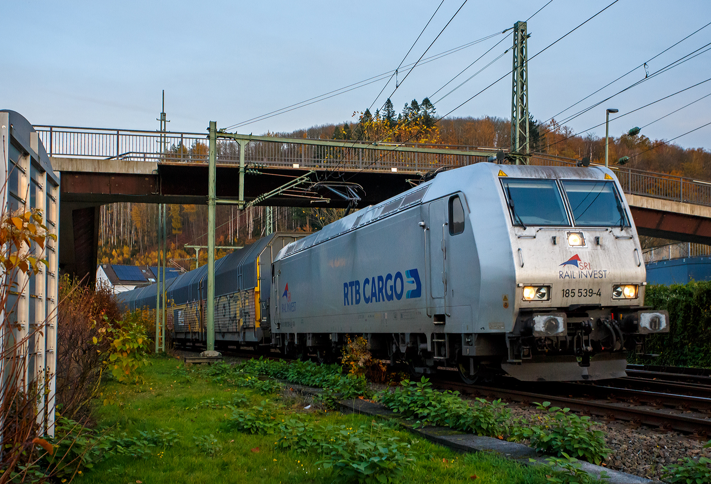 Die an die RTB Cargo vermietete 185 539-4 (93 81 0185 539-4 A-SRI) der SRI Rail Invest GmbH (Gundremmingen) fährt am 13 November 2025 mit einem geschlossen Doppelstock- Autotransportzug der ARS Altmann AG (mit Wagen der Gattung Hccrrs), durch Betzdorf/Sieg in Richtung Köln.

Die TRAXX F140 AC1 wurde 2004 von Bombardier in Kassel unter der Fabriknummer 33660 gebaut. Ab 2007 war sie als 91 80 6185 539-4 D-TXL eingestellt, später nach dem Verkauf an die TXL - TX Logistik Austria GmbH hatte sie die NVR-Nummer 93 81 0185 539-4 A-TXLA. Im Jahr 2023 wurde sie an die SRI Rail Invest GmbH verkauft.

Die SRI Rail Invest ist als einzige mittelständische Vermietungsgesellschaft im Bereich Vermietung von E-Loks am Markt aktiv.
