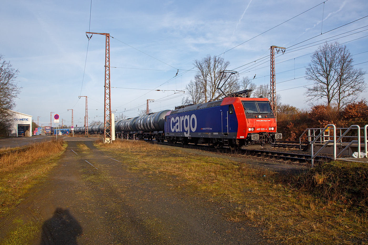 Die an die SBB Cargo International AG vermietete SBB Cargo Re 482 025-4 (91 85 4482 025-4 CH-SBBC) fährt am 22.02.2023 mit einem Kesselwagenzug durch Ruderdorf (Kr. Siegen) in südlicher Richtung.

Die TRAXX F140 AC1 wurde 2003 von Bombardier in Kassel unter der Fabriknummer 33593 gebaut und an die SBB Cargo AG geliefert.