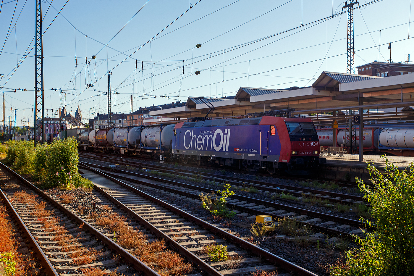 Die an die SBB Cargo International AG vermietete SBB Cargo Re 482 028-8 „ChemOil“ (91 85 4482 028-8 CH-SBBC ) der SBB Cargo AG fährt am 01 Juli 2025, mit einem HUPAC-KLV/Container-Zug durch den Hauptbahnhof Koblenz in südlicher Richtung (Mainz).

Die TRAXX F140 AC1 wurde 2003 von Bombardier in Kassel unter der Fabriknummer 33600 gebaut und an die SBB Cargo AG geliefert. Sie hat die Zulassungen und Zugbeeinflussungssysteme für die Schweiz und Deutschland. Zurzeit ist sie an die SBB Cargo International AG vermietet.
